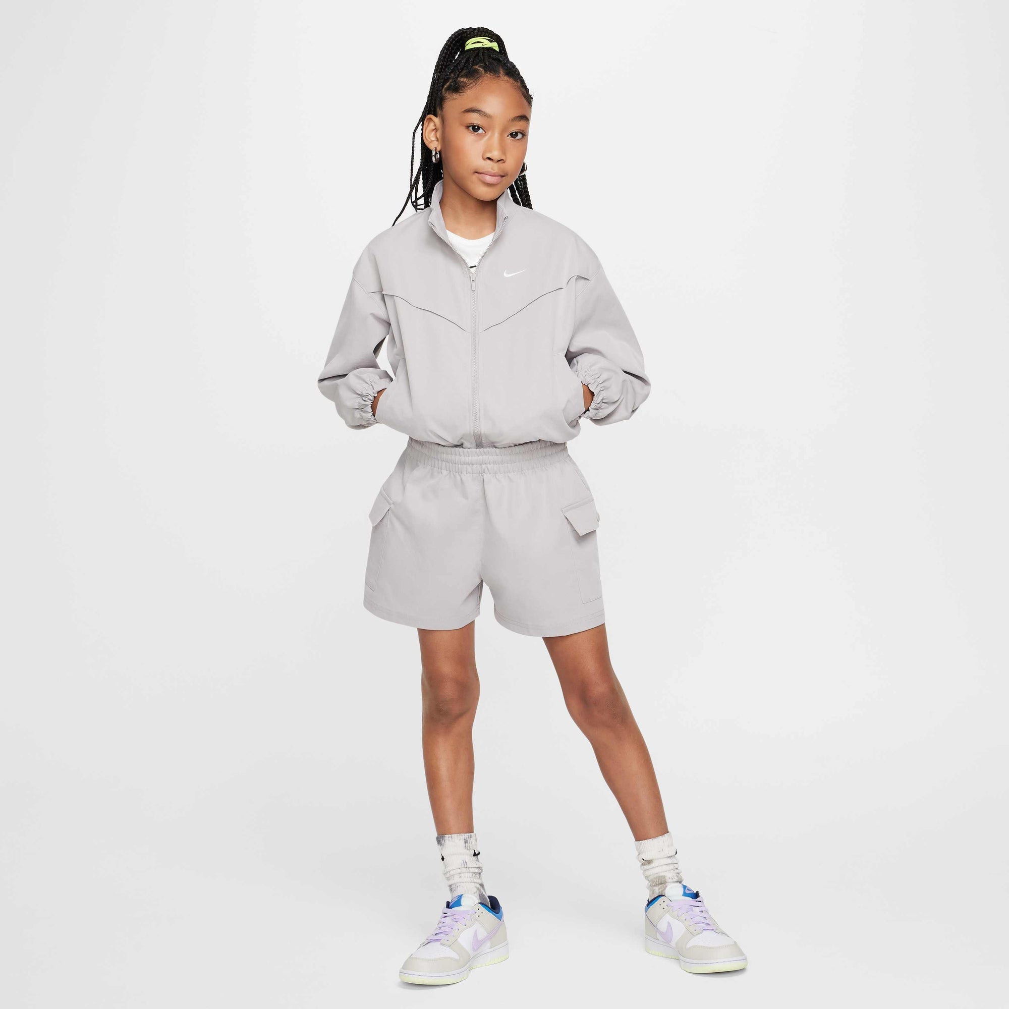 Детски къс панталон Nike Sportswear Girls Woven Cargo Shorts - HF8178-009 модел отпред