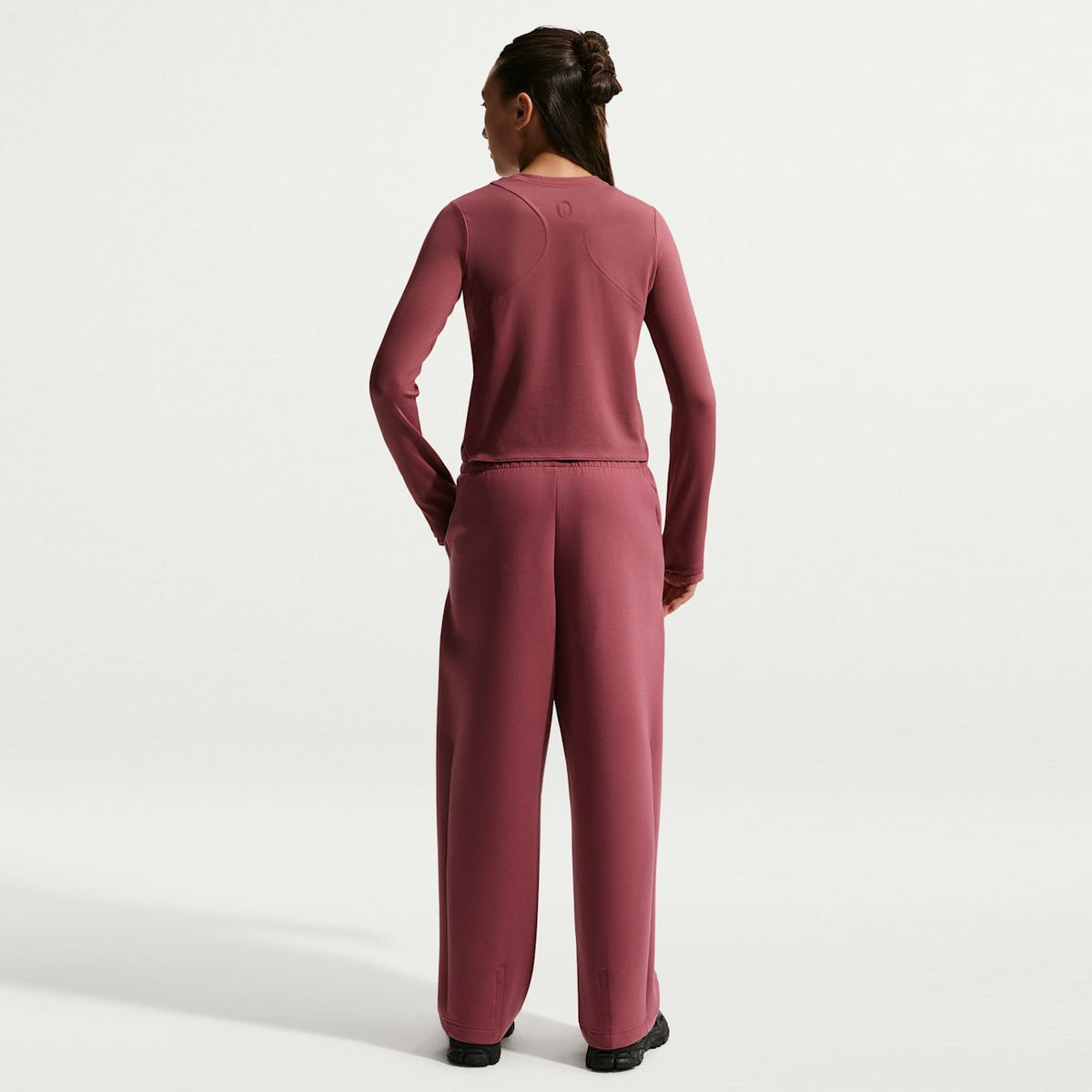 Детски панталон Nike MAVN Therma-FIT High-Waisted Knit Trousers - IM1764-654 модел отзад