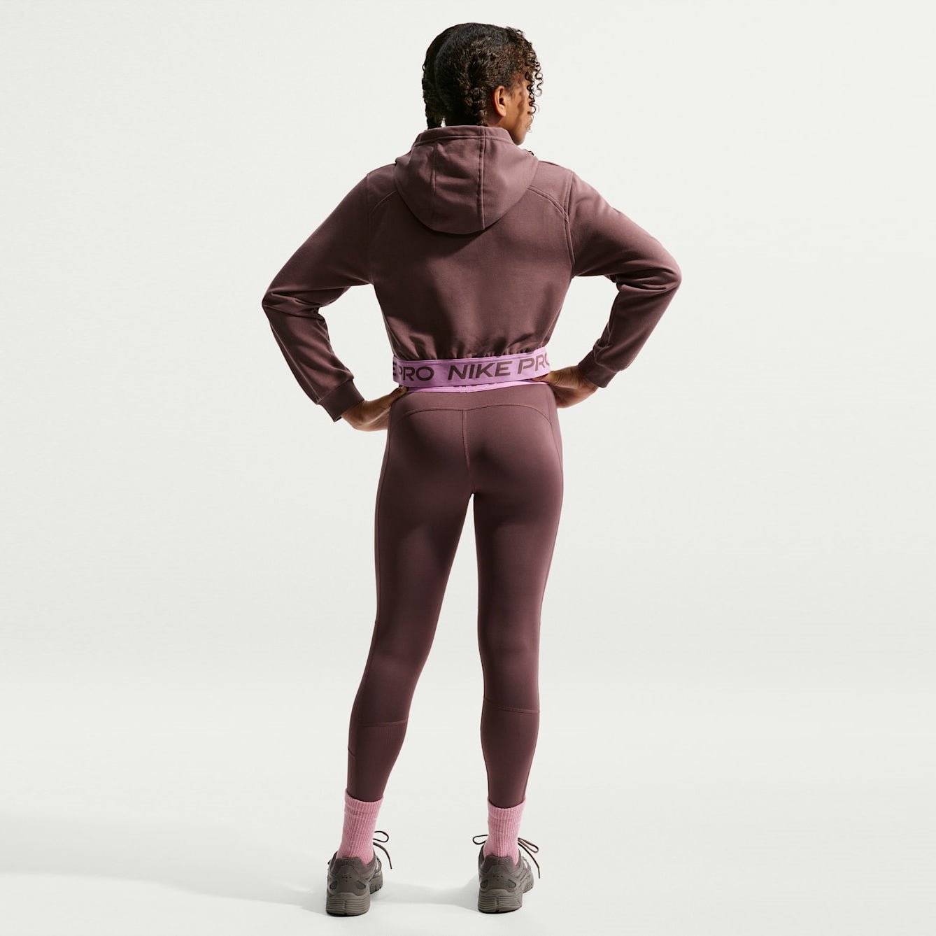 Детско худи Nike Pro Fleece Older Kids' (Girls') Dri-FIT Full-Zip Hoodie HQ9312-502 модел отзад