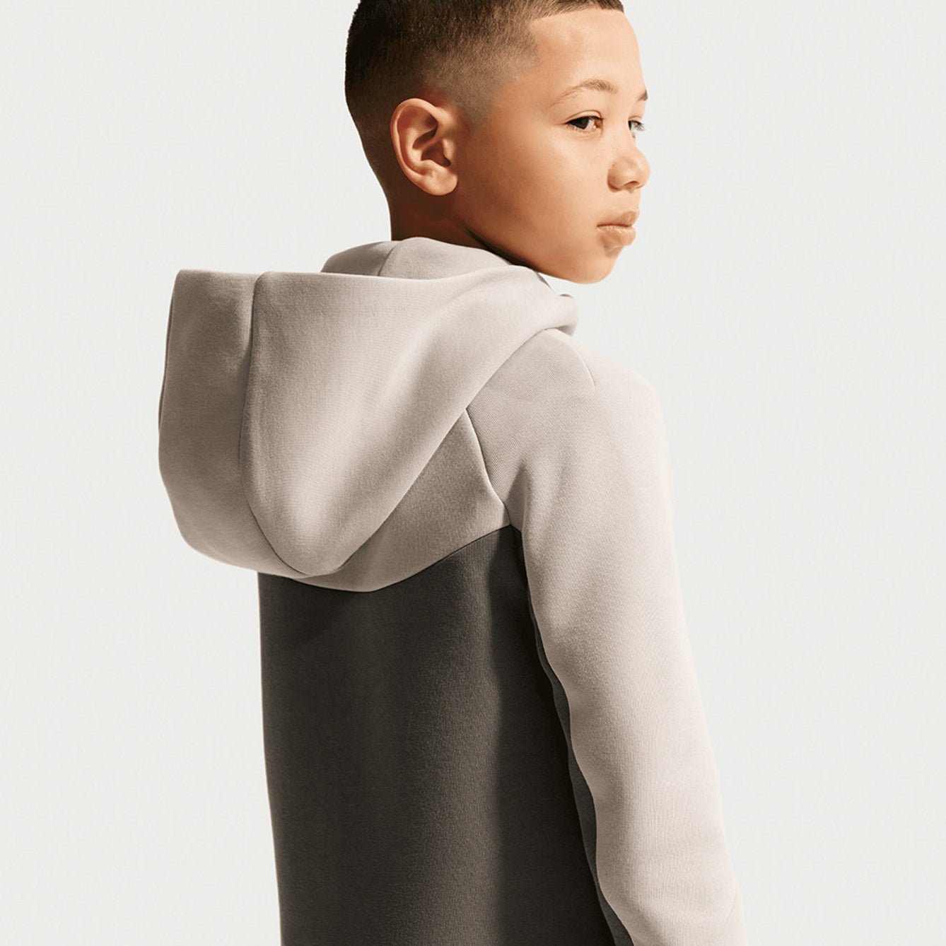 Детско худи Nike Tech Fleece Hoodie - HV5867-211 отзад