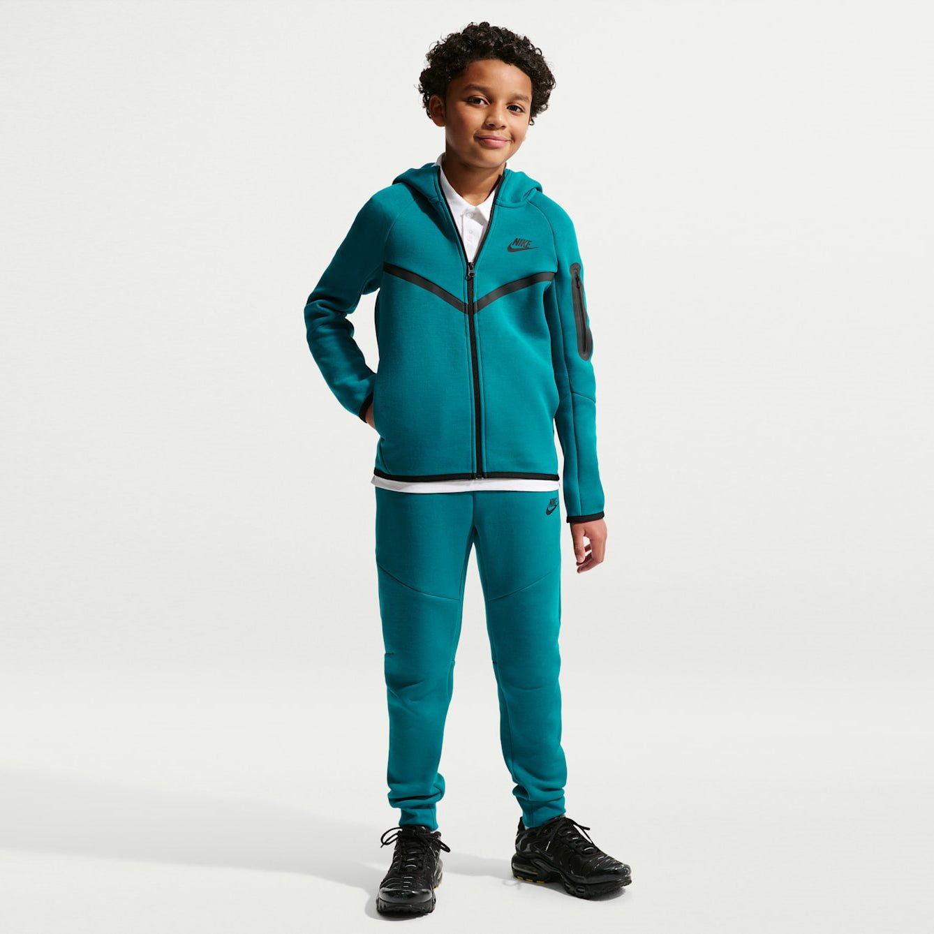 Детско худи Nike Sportswear Tech Fleece Full-Zip Hoodie - HV5867-372 момче модел отпред