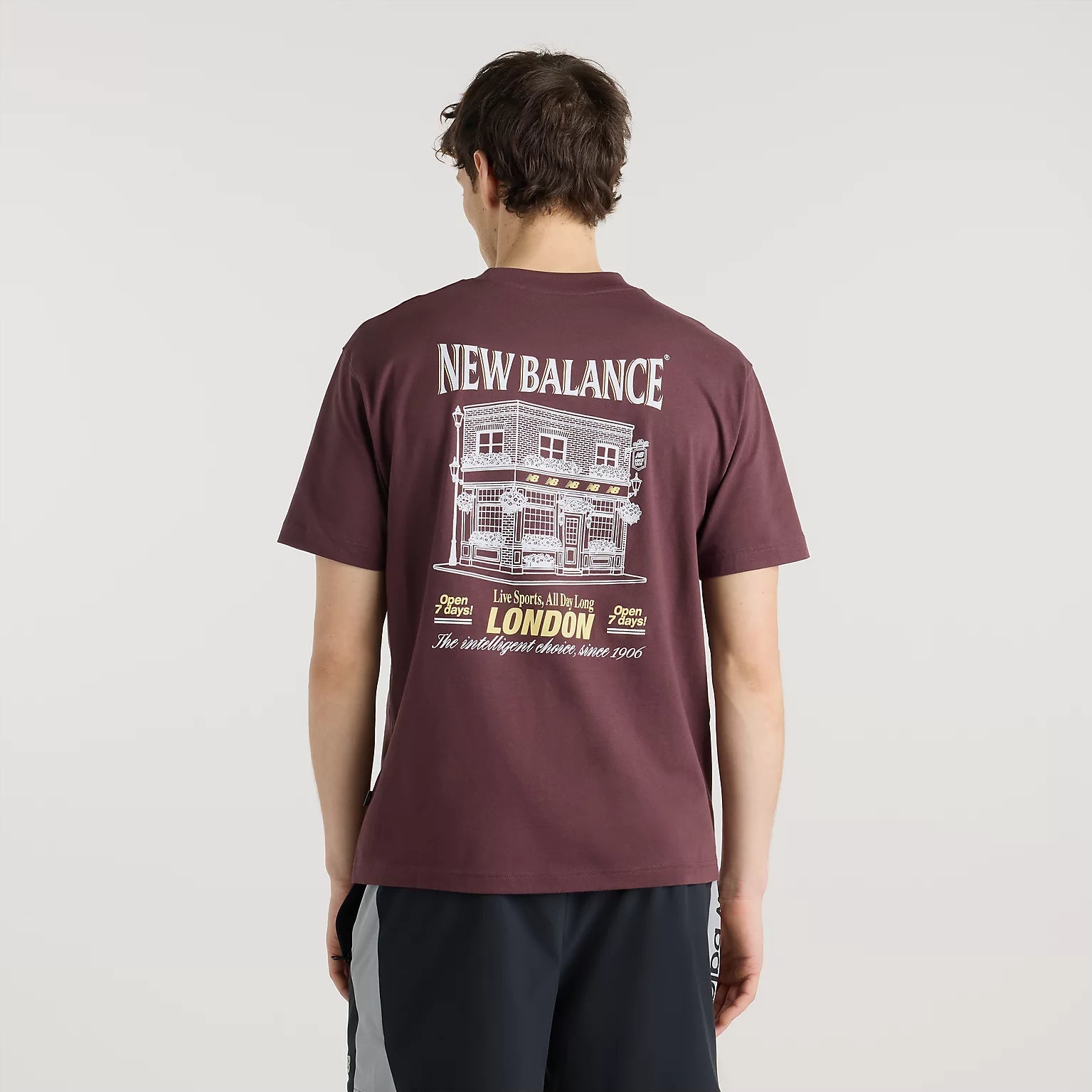 Мъжка тениска New Balance Grab a Bite London T-Shirt - MT62B9LIYRL отзад