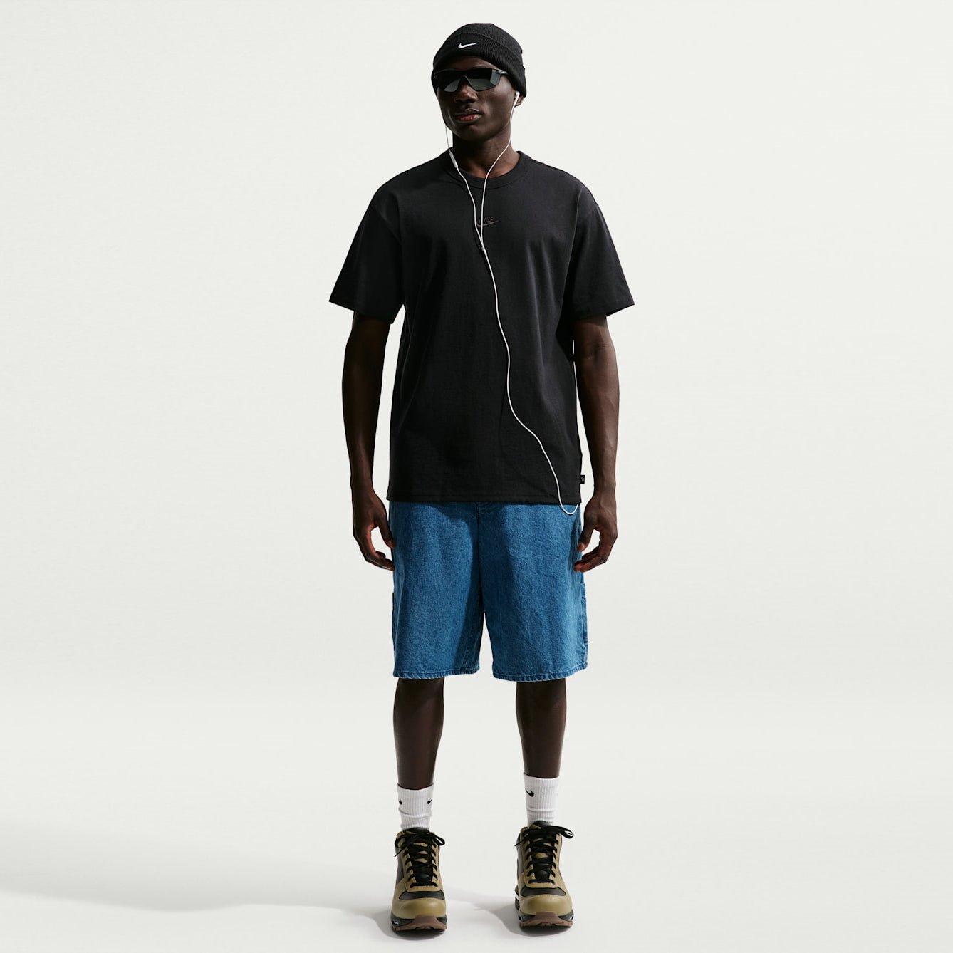 Мъжка тениска Nike Sportswear Premium Essentials T-Shirt IH1121-010 модел отпред