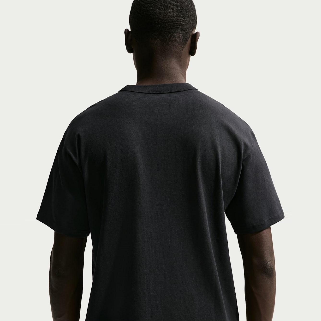 Мъжка тениска Nike Sportswear Premium Essentials T-Shirt IH1121-010 отзад