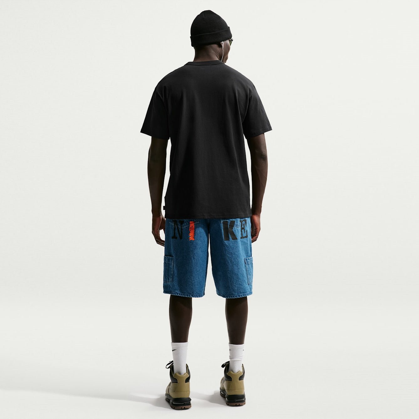 Мъжка тениска Nike Sportswear Premium Essentials T-Shirt IH1121-010 модел отзад