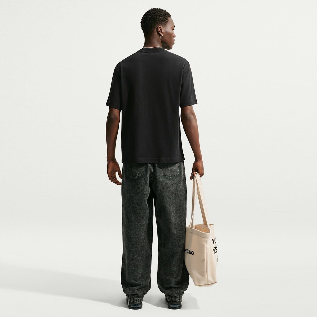 Мъжка тениска Nike Sportswear Your Message Here Tee - IQ5860-010 модел отзад