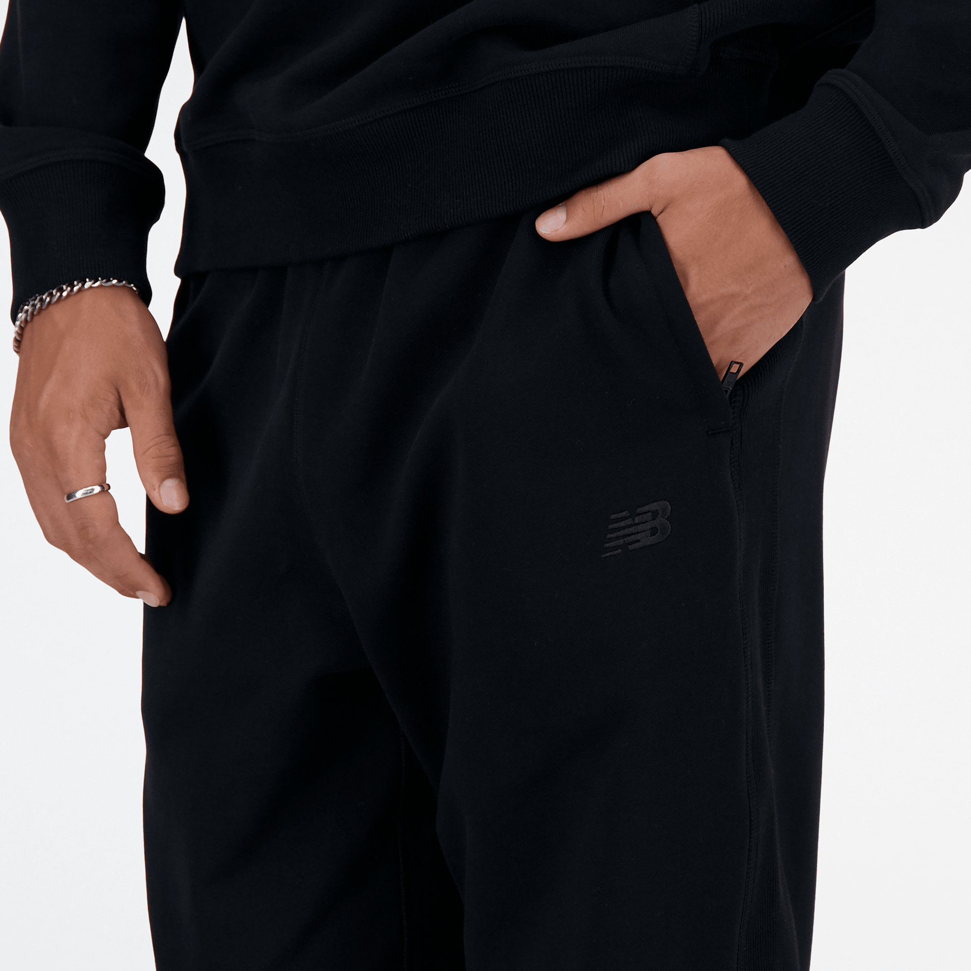 Мъжки джогър New Balance Athletics French Terry Jogger - MP41508BK детайл джоб