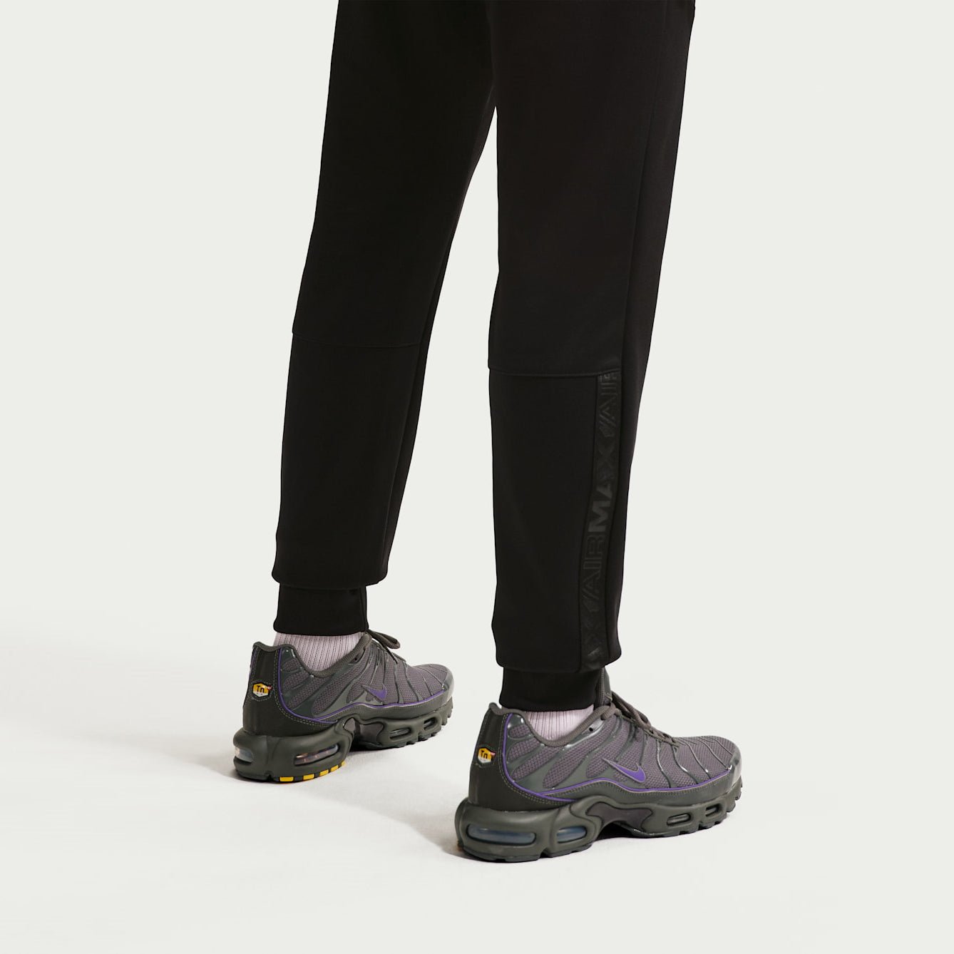 Мъжки джогър Nike Sportswear Air Max Joggers IO1056-010 крачоли