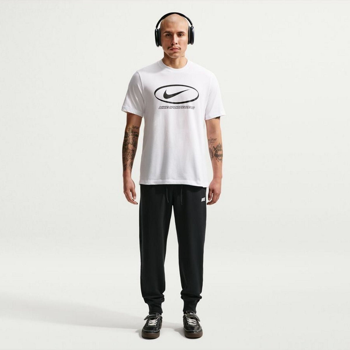 Мъжки джогър Nike Club Varsity Joggers - IO1376-010 модел отпред