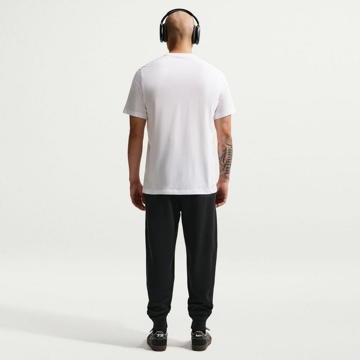 Мъжки джогър Nike Club Varsity Joggers - IO1376-010 модел отзад