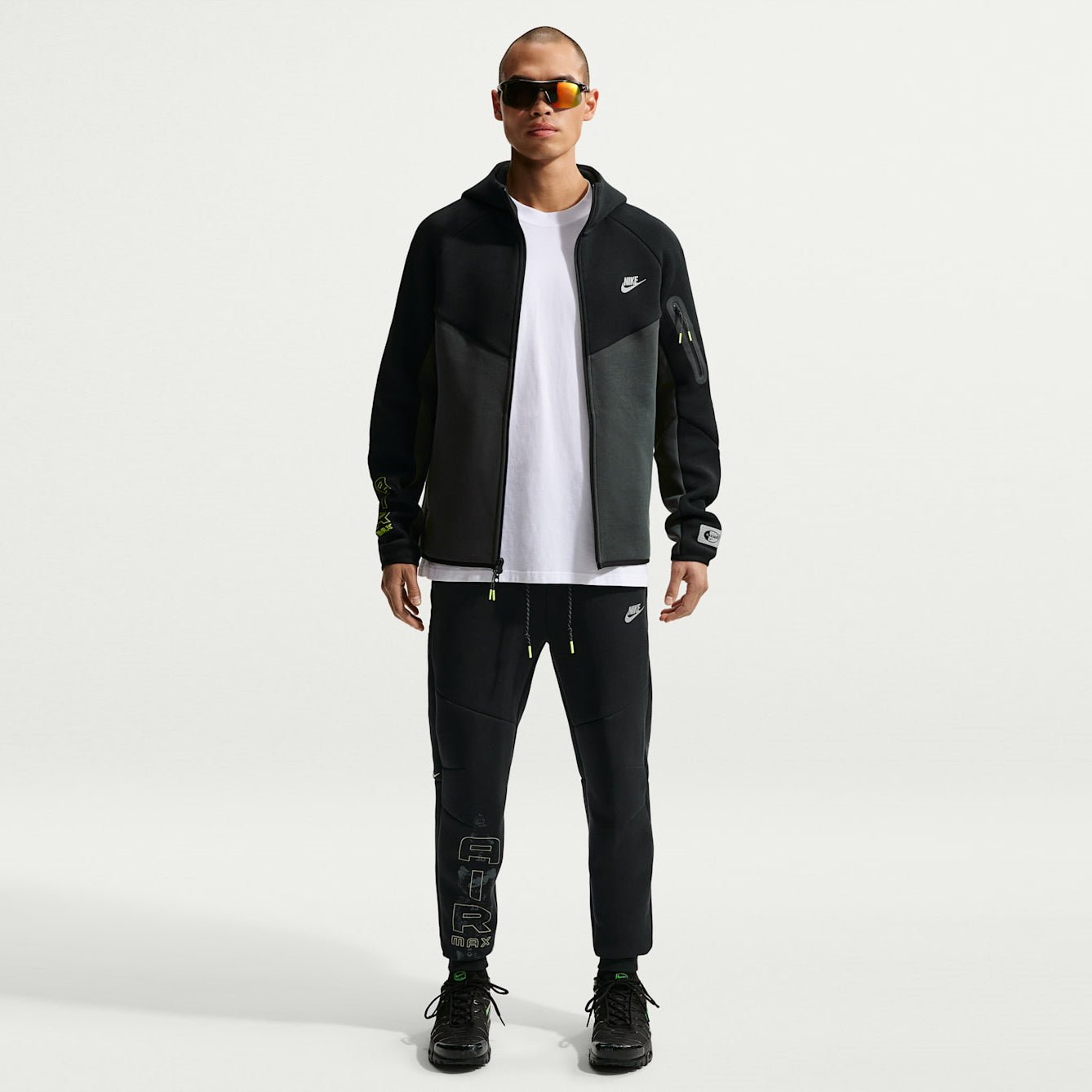 Мъжки джогър Nike Tech Air Max Fleece Jogger - IQ1012-010 модел отпред
