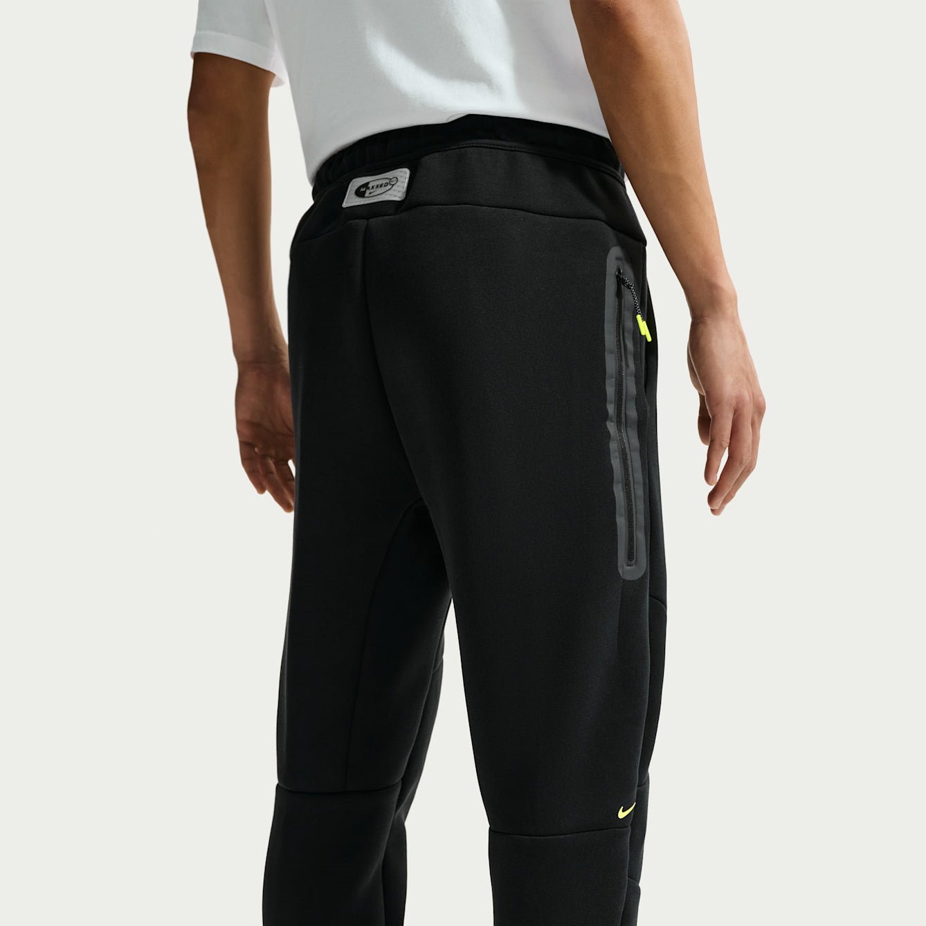 Мъжки джогър Nike Tech Air Max Fleece Jogger - IQ1012-010 отзад