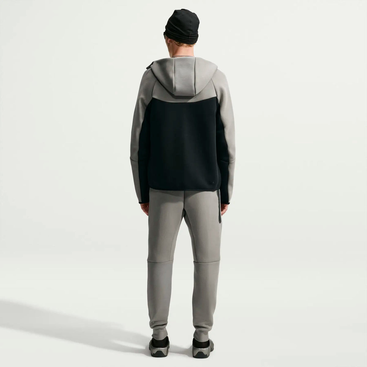 Мъжки джогър Nike Tech Fleece Joggers - HV0959-321 модел отзад