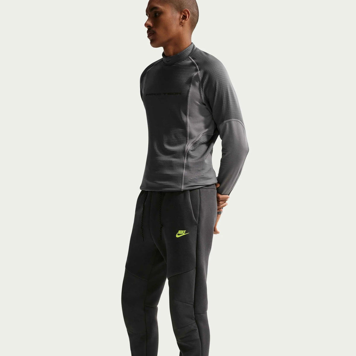 Мъжки джогър Nike Tech Fleece Joggers - IH4303-060 модел отстрани