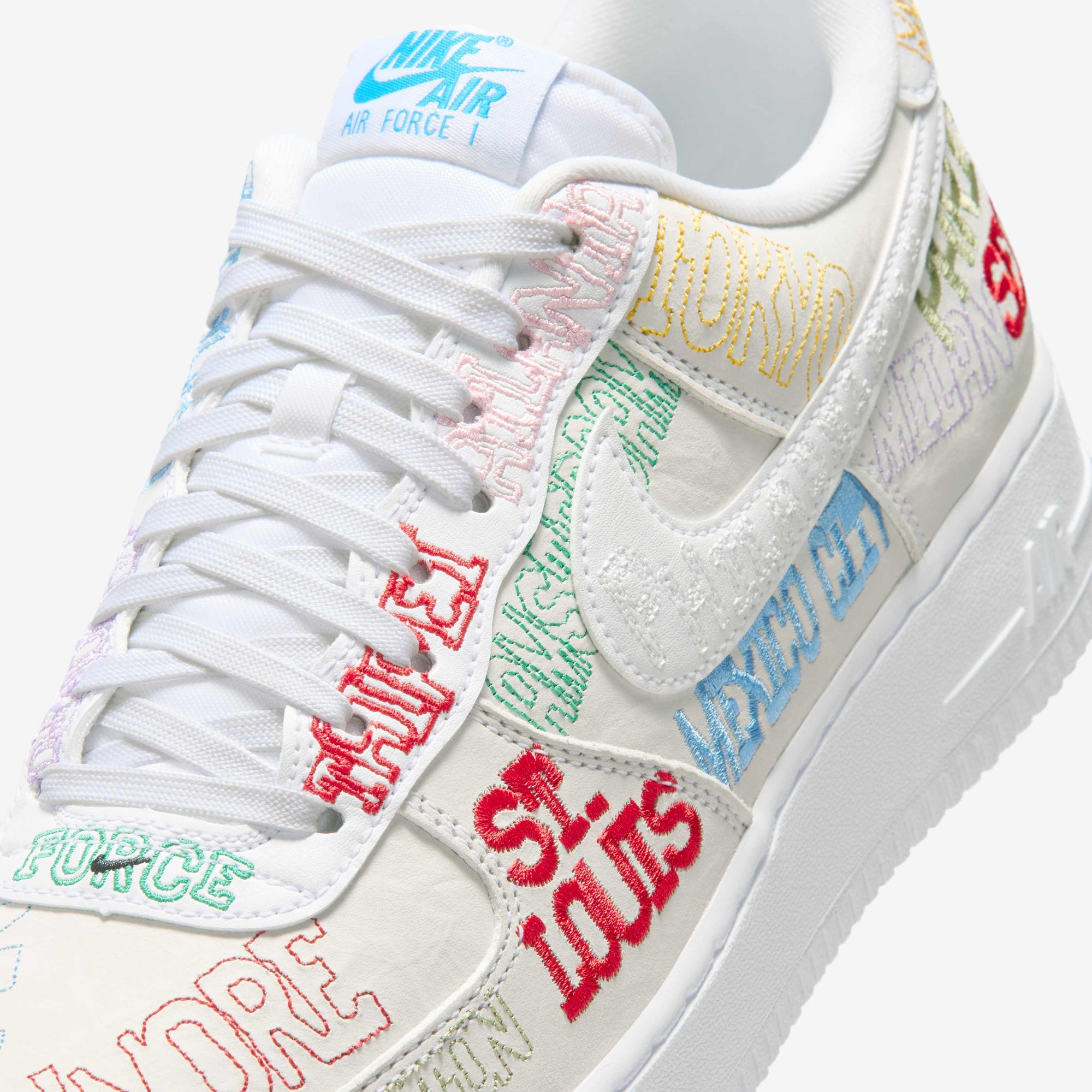 Мъжки кецове Nike Air Force 1 On Tour - II1549-100 детайл отстрани