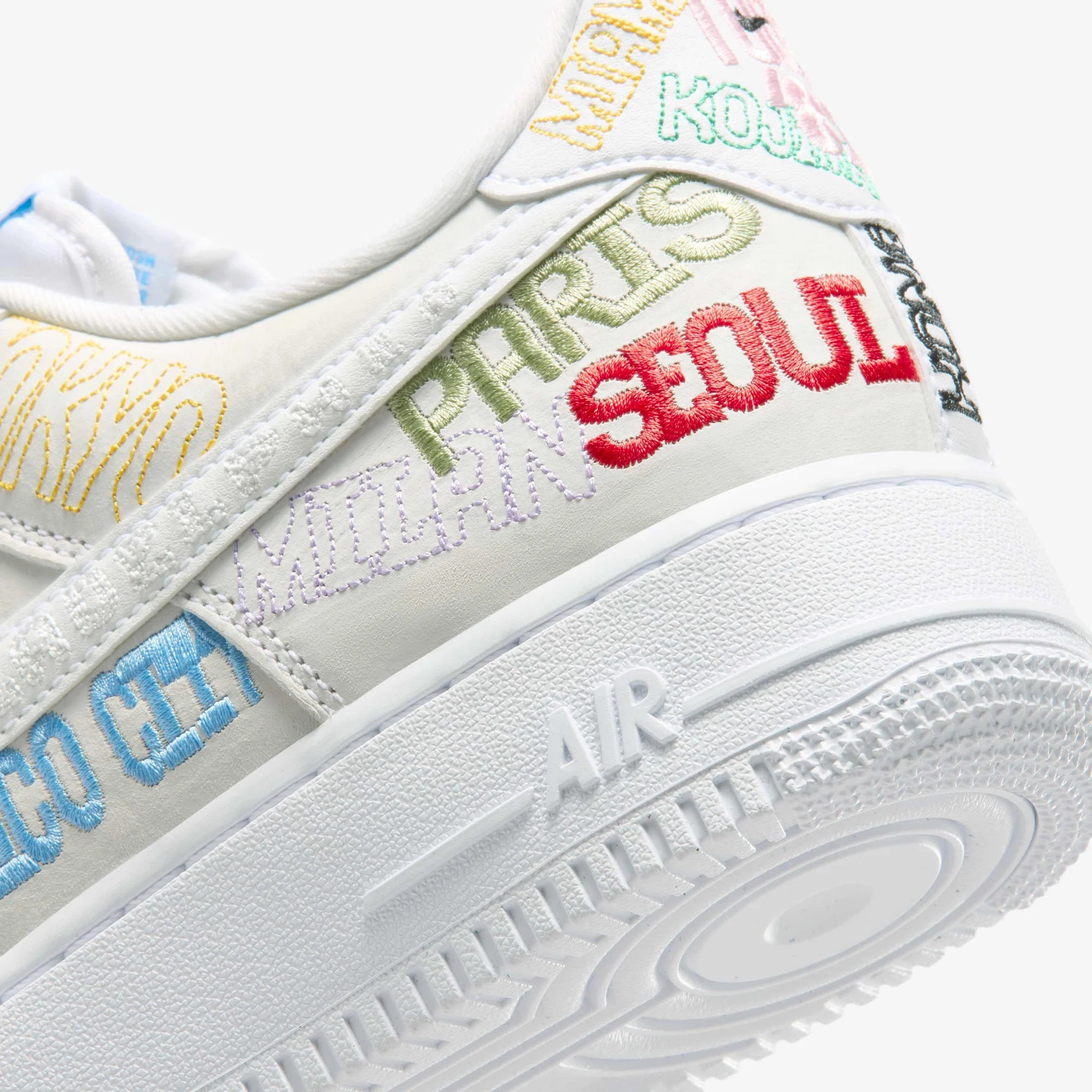 Мъжки кецове Nike Air Force 1 On Tour - II1549-100 детайл отзад