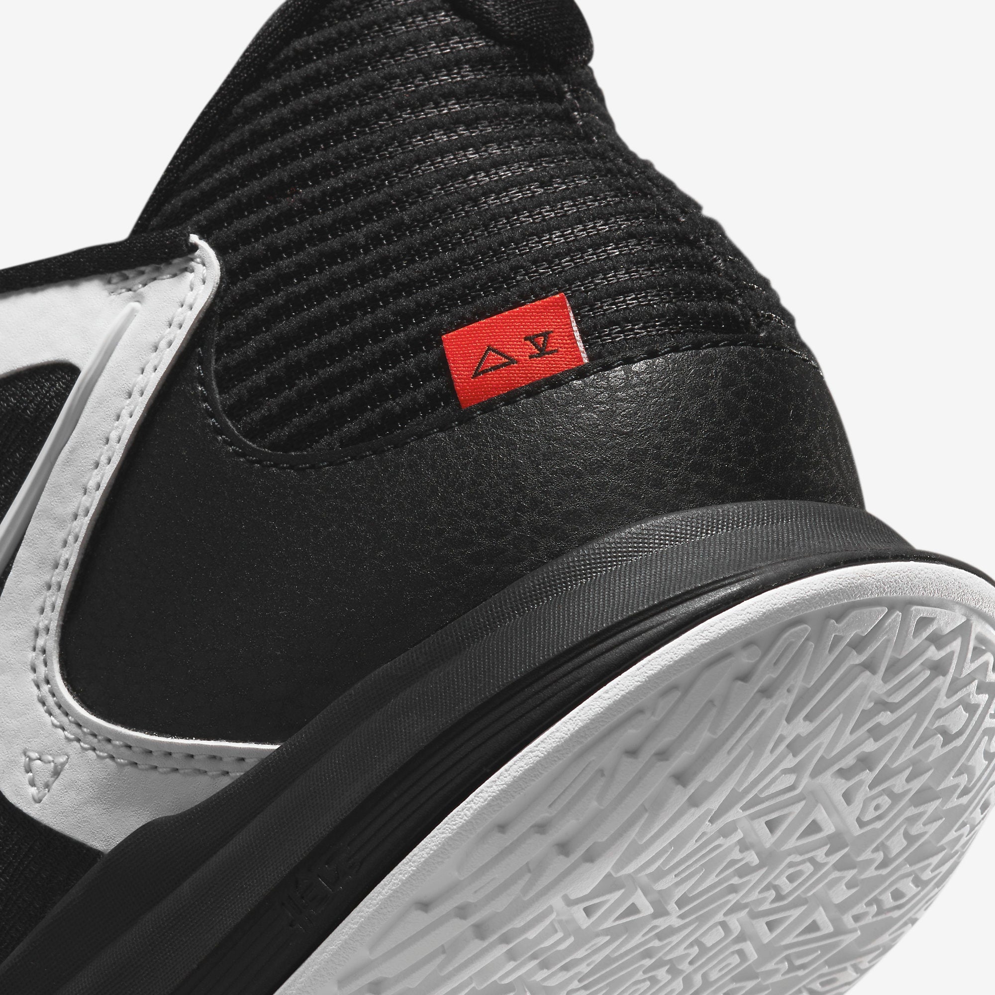 Мъжки кецове Nike Kyrie Low 5 - DJ6012-001 модел отзад