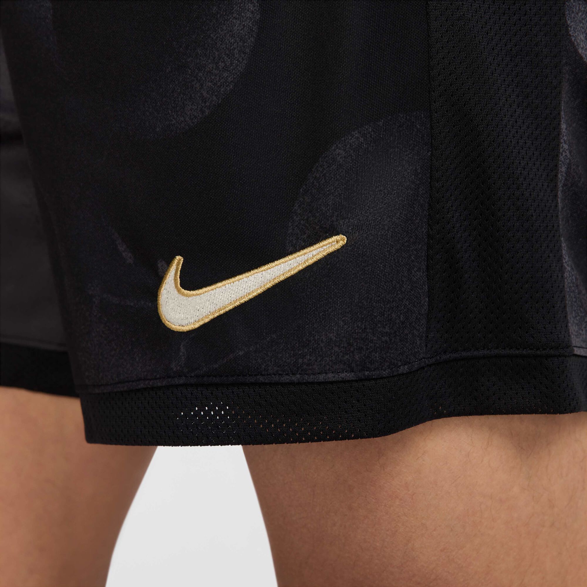 Мъжки къс панталон Nike Academy+ Dri-FIT Football Shorts - HJ4241-010 детайл лого