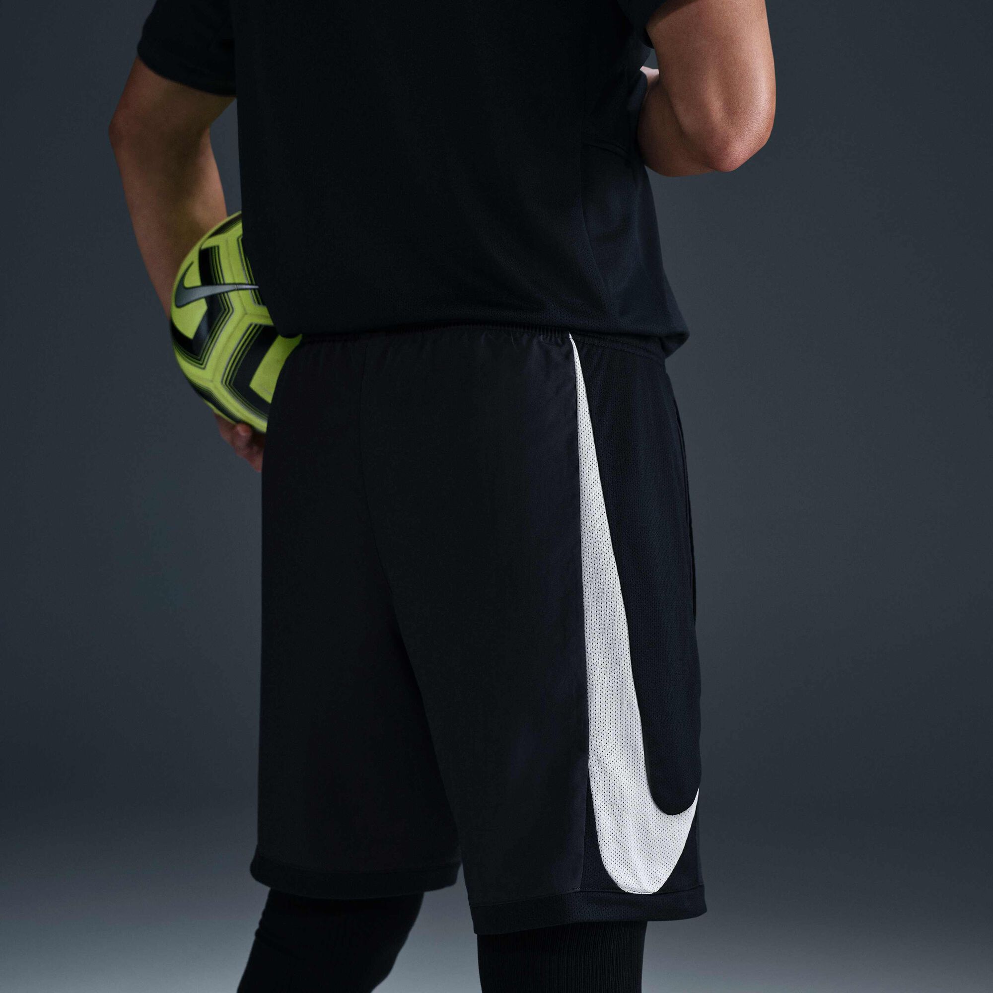 Мъжки къс панталон Nike Academy Dri-FIT Football Shorts - HJ4247-010 изглед отзад