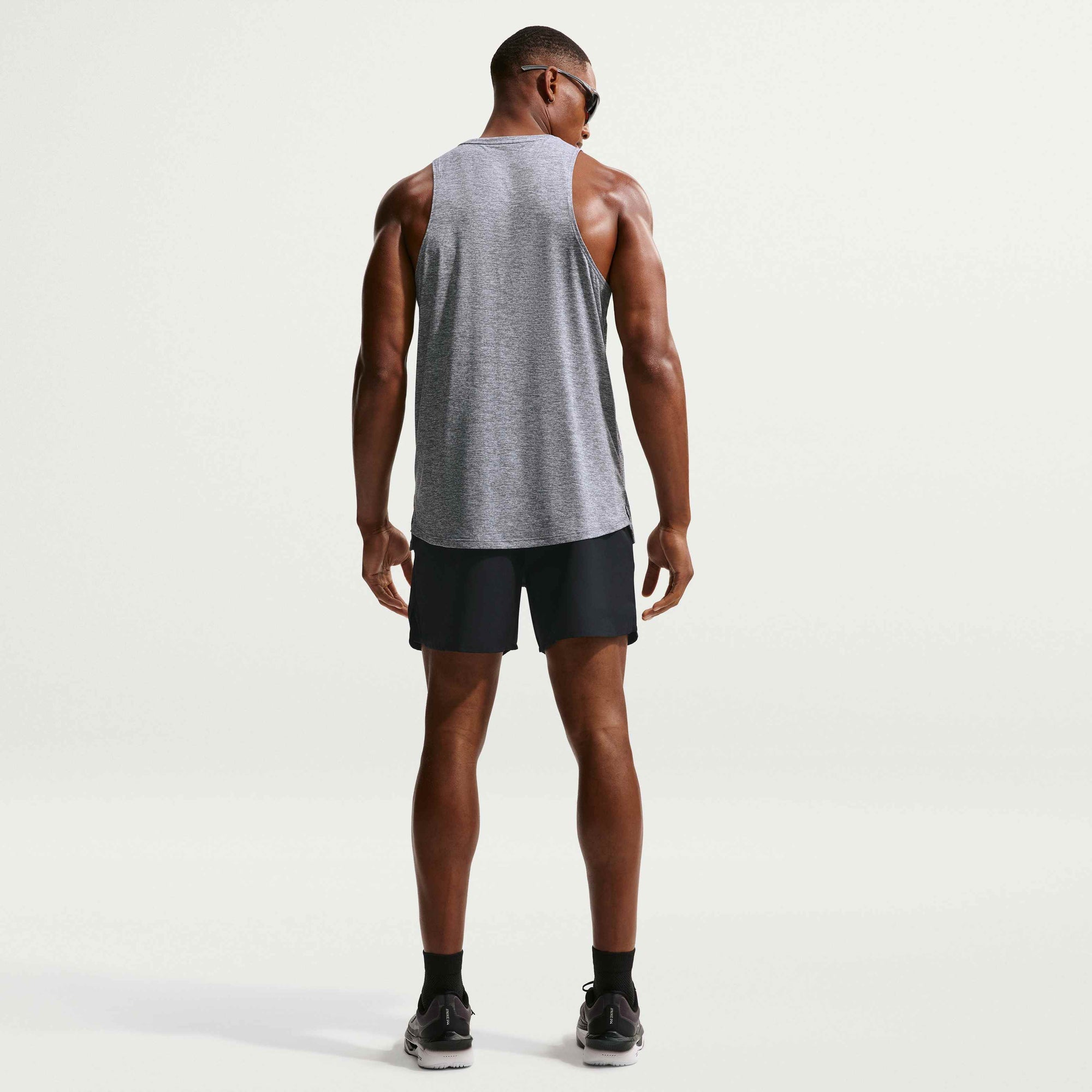 Мъжки къс панталон Nike Challenger Dri-FIT - DV9363-010 модел отзад