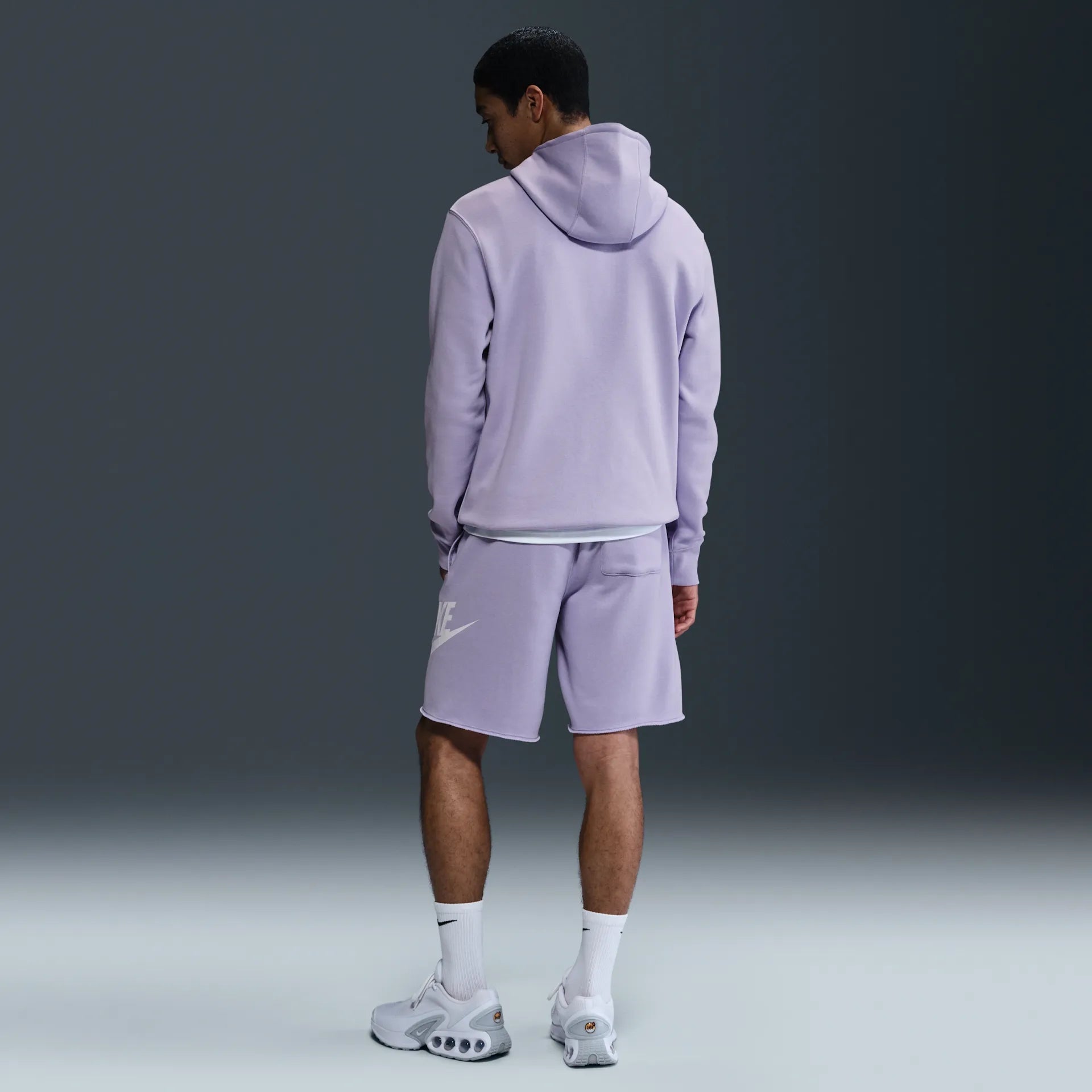 Мъжки къс панталон Nike Club Men's French Terry Alumni Shorts - FQ4950-515 модел отзад