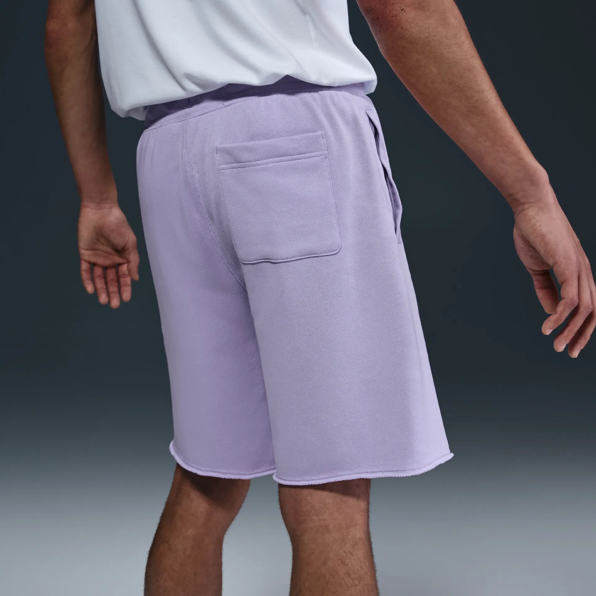 Мъжки къс панталон Nike Club Men's French Terry Alumni Shorts - FQ4950-515 отзад