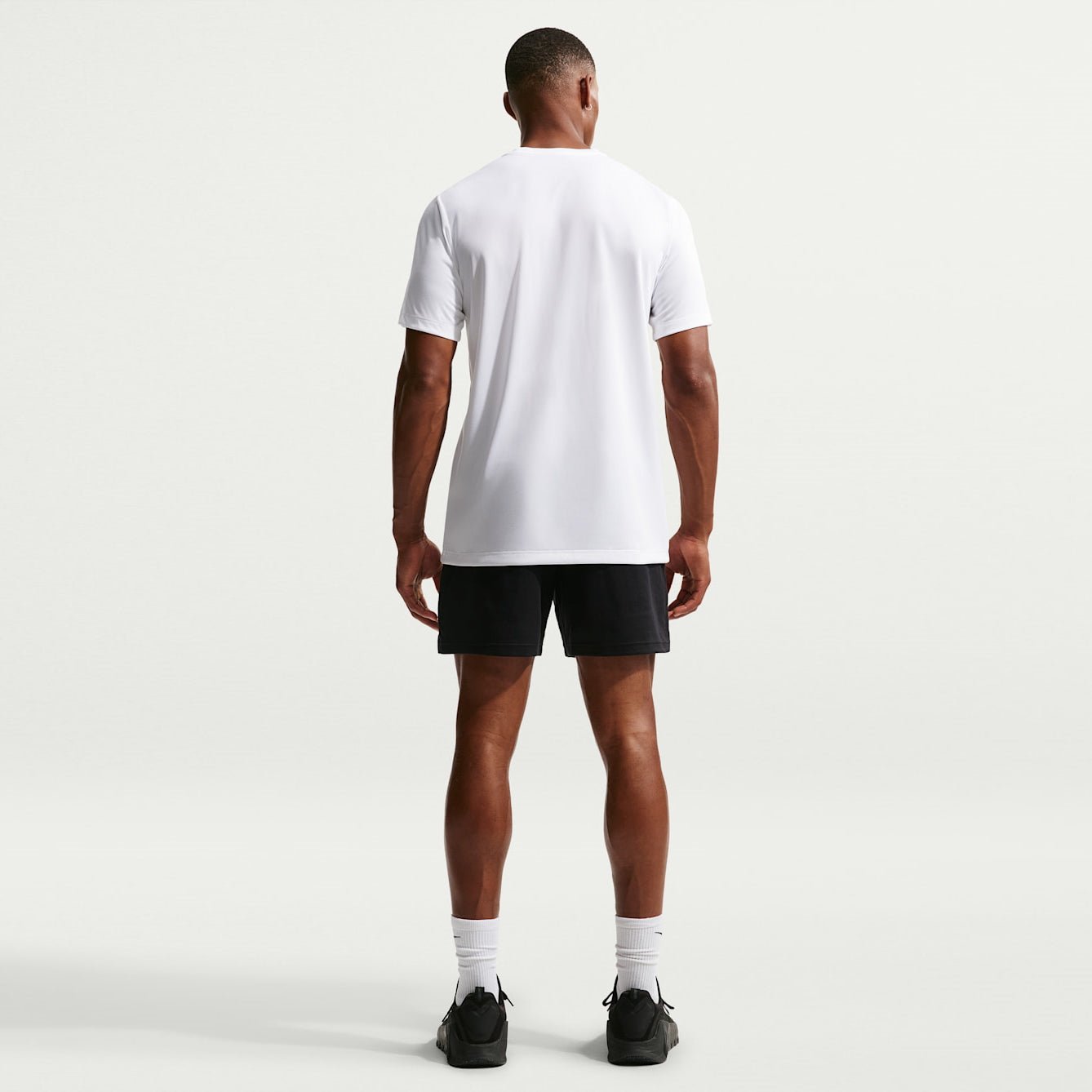 Мъжки къс панталон Nike Primary Fleece Dri-FIT Performance Shorts - FZ0961-010 модел отзад