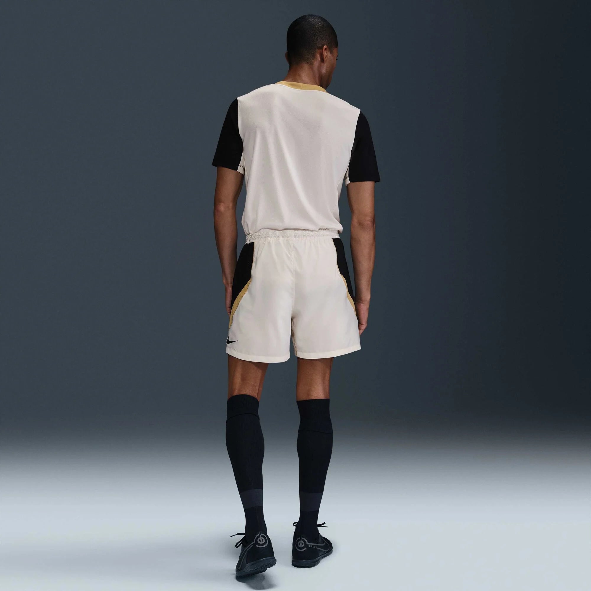 Мъжки къс панталон Nike Strike+ Dri-FIT Football Shorts - HJ4191-110 модел отзад