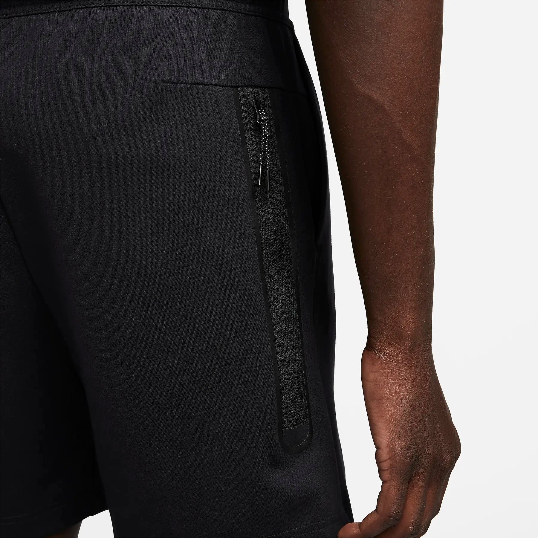 Мъжки къс панталон Nike Sportswear Tech Fleece Lightweight Shorts - DX0828-010 детайл джоб отстрани