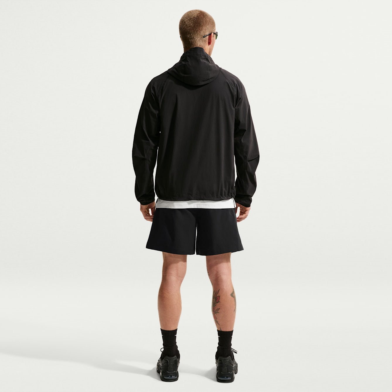 Мъжки къс панталон Nike Tech Woven Shorts - HQ0470-010 модел отзад