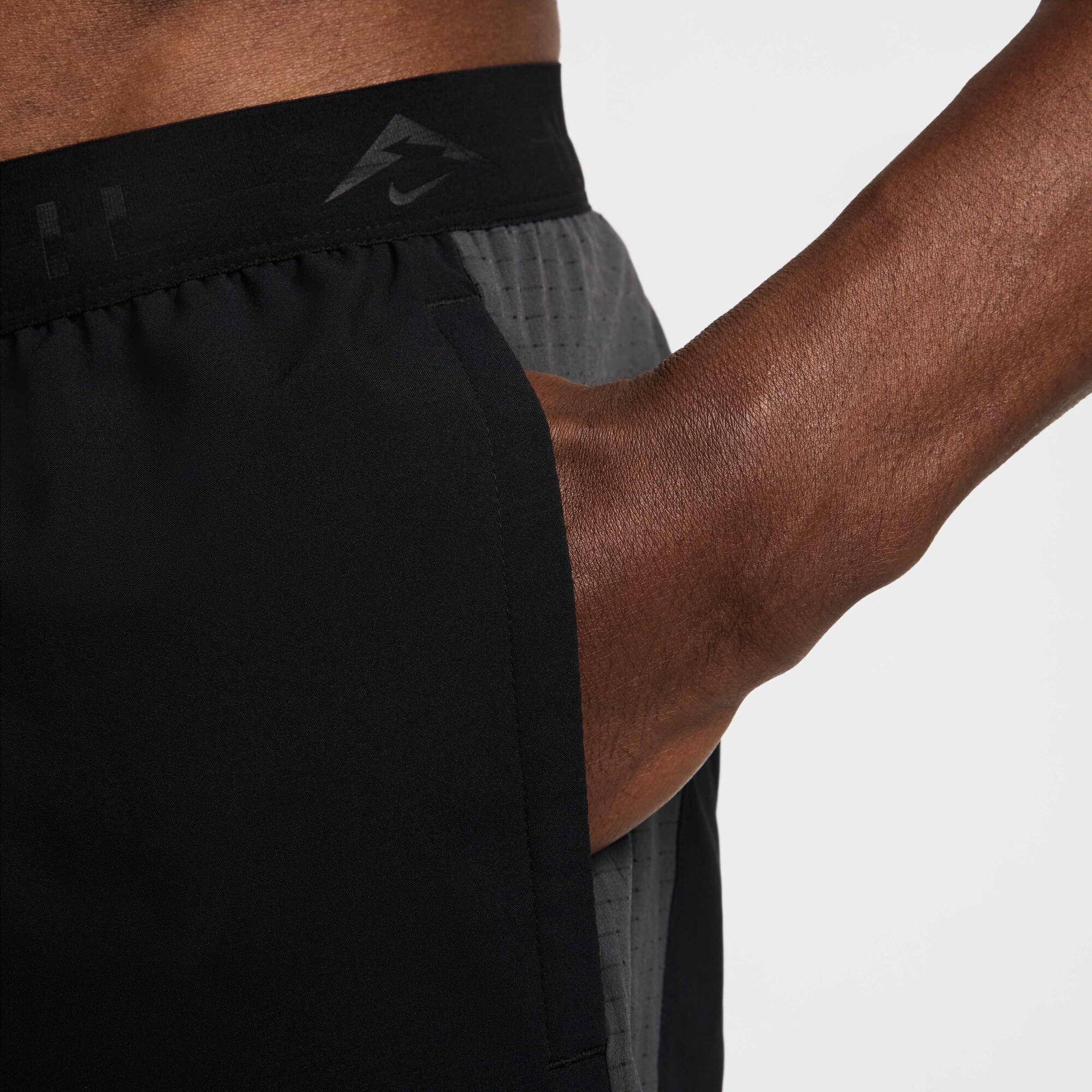 Мъжки къс панталон Nike Trail Dri-FIT Brief-Lined Running Shorts - HJ3574-010 детайл джоб