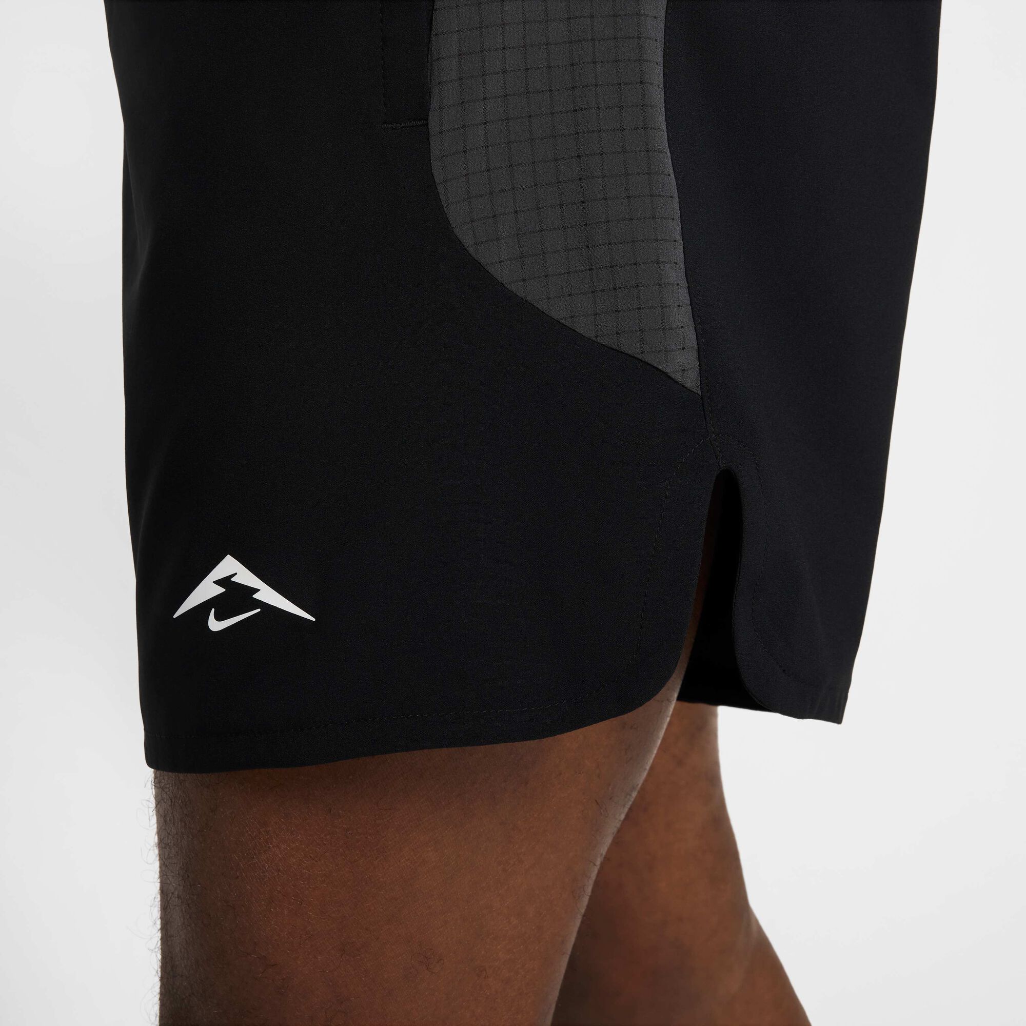 Мъжки къс панталон Nike Trail Dri-FIT Brief-Lined Running Shorts - HJ3574-010 детайл лого