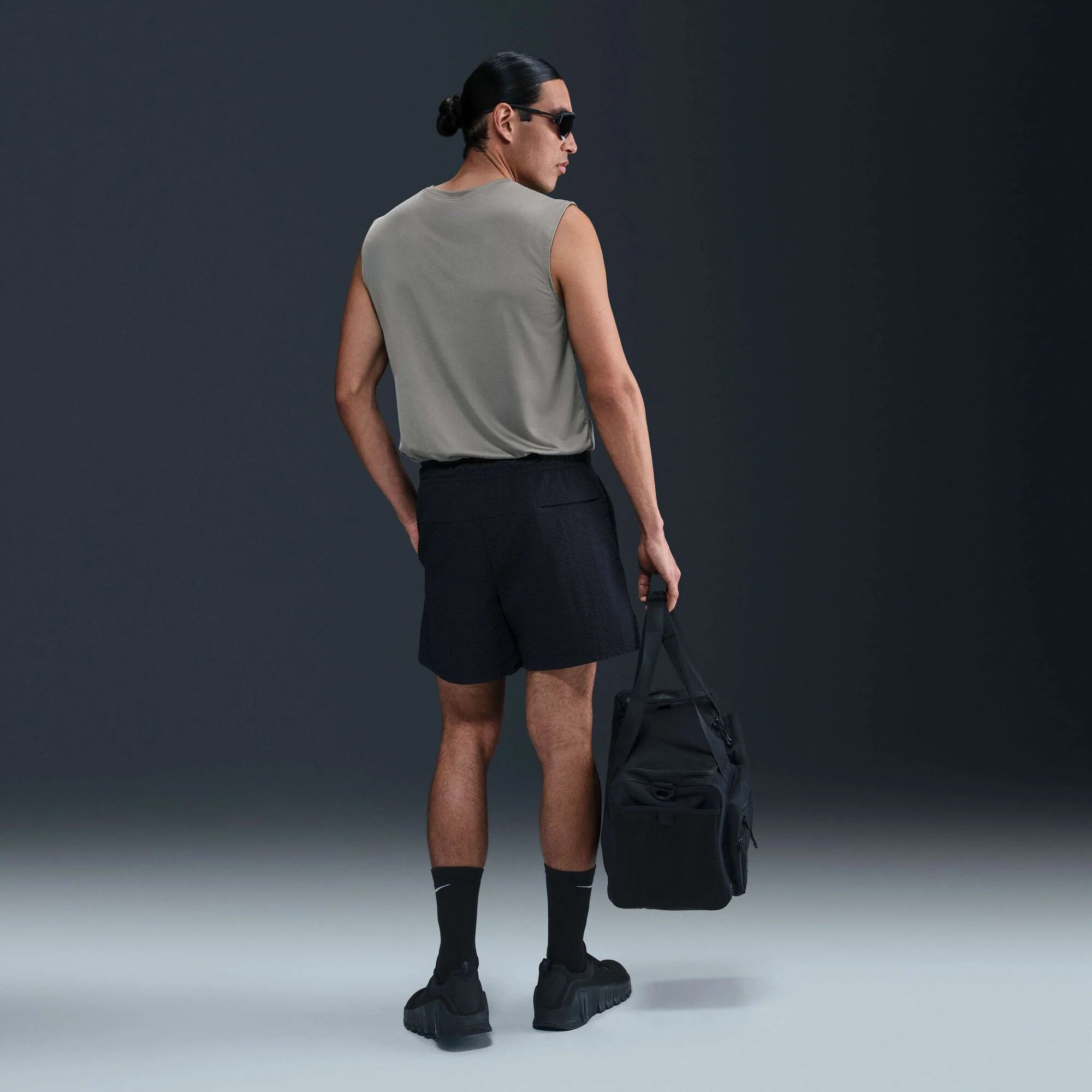Мъжки къс панталон Nike Unlimited Dri-FIT Unlined Seersucker Versatile Shorts - HJ4091-010 модел отзад