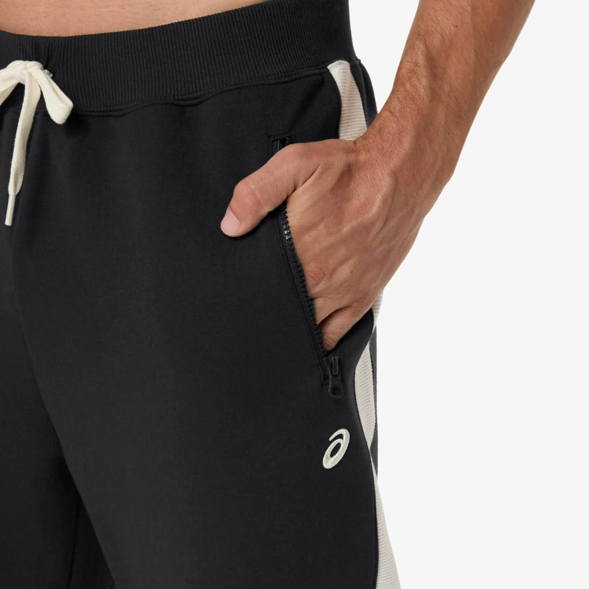 Мъжки панталон Asics Heritage Track Pants - 2033C001-001 детайл джоб