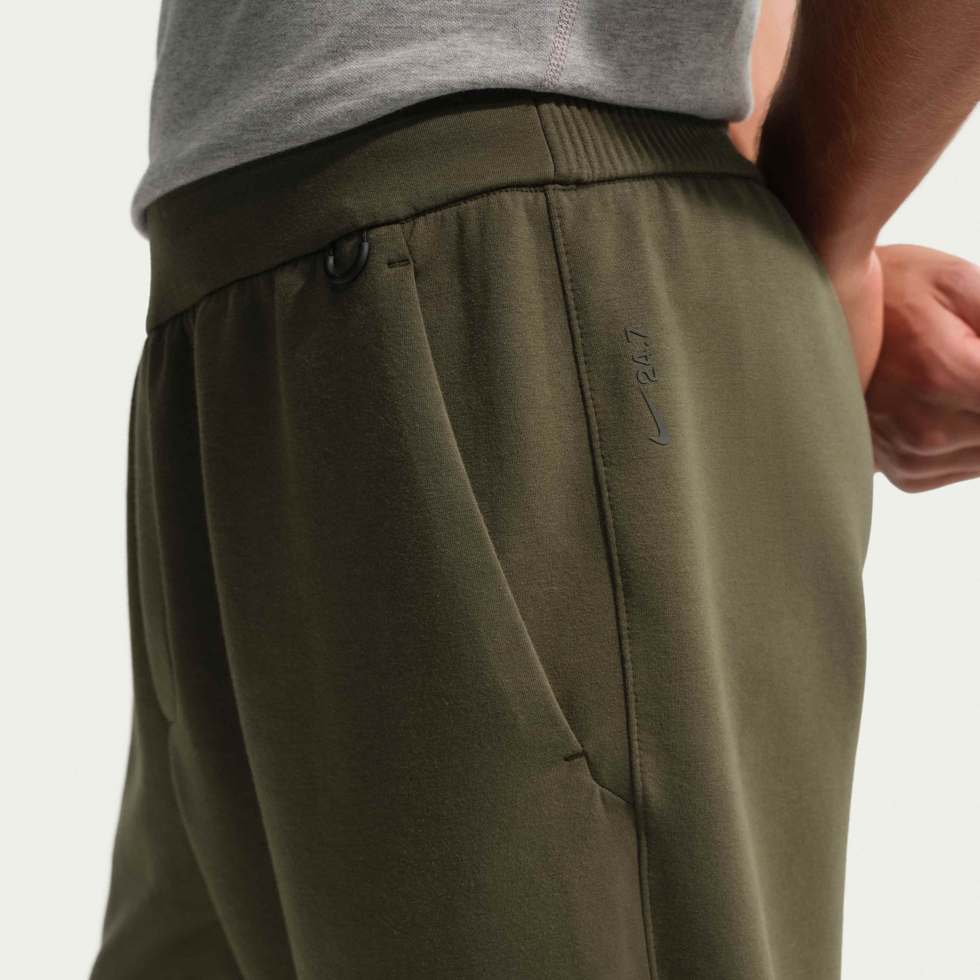 Мъжки панталон Nike 24.7 ImpossiblySoft Dri-FIT Trousers HQ6970-325 детайл с лого