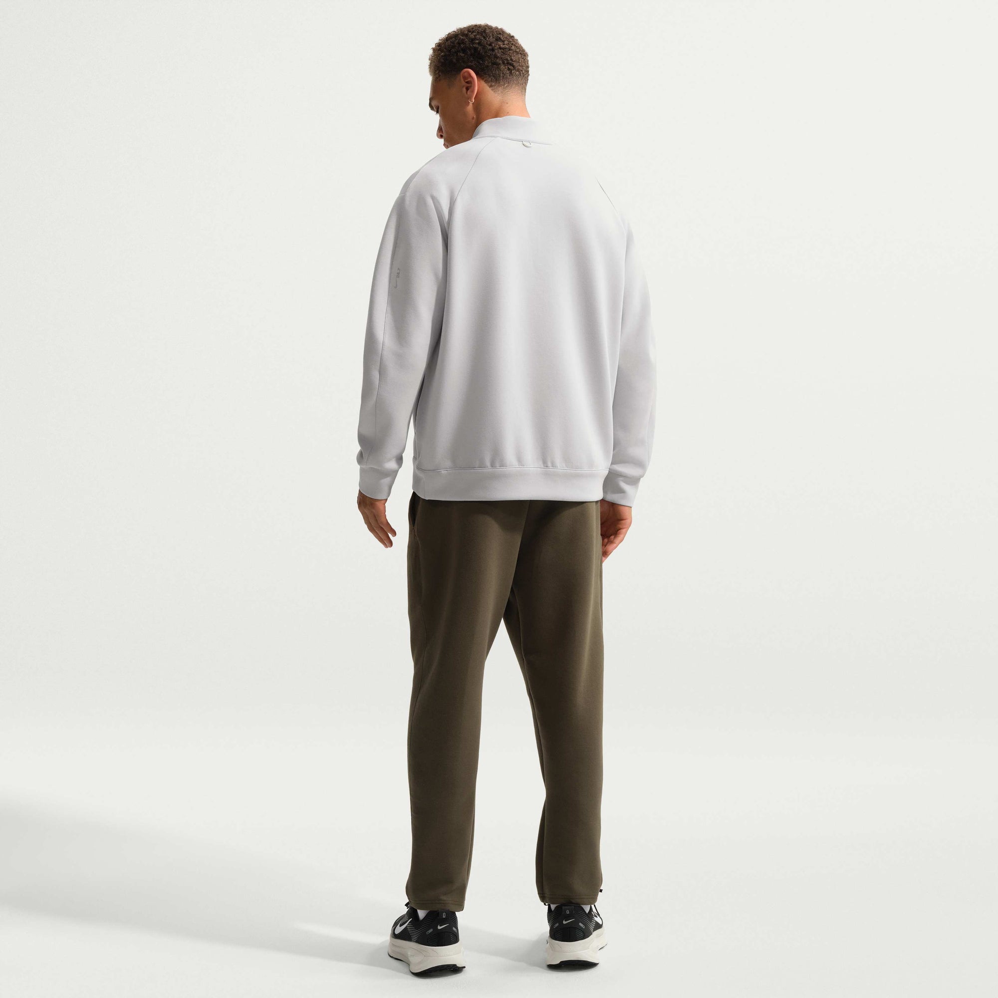Мъжки суитшърт Nike 24.7 ImpossiblySoft Dri-FIT 1/2-Zip Top HQ6953-097 модел отзад