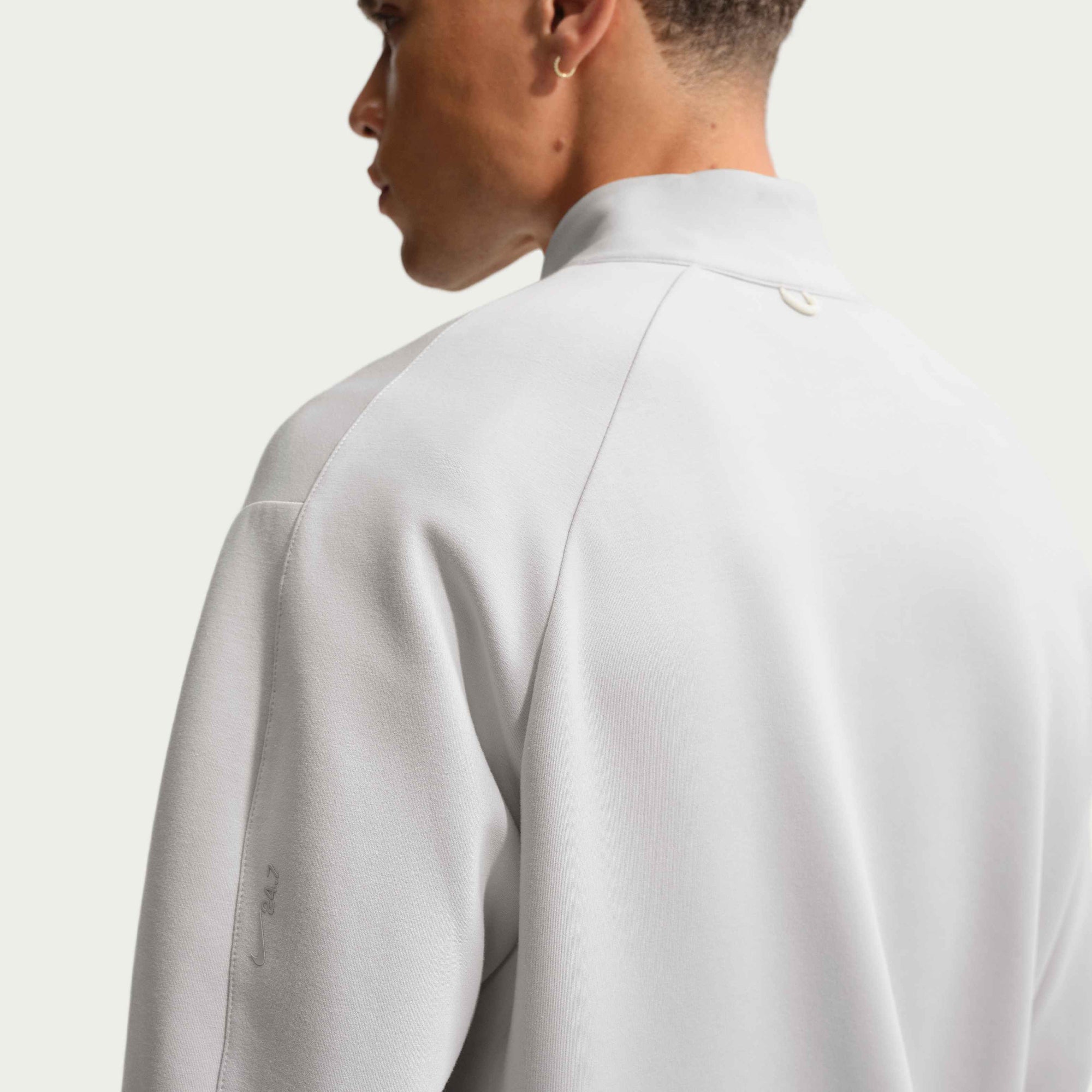 Мъжки суитшърт Nike 24.7 ImpossiblySoft Dri-FIT 1/2-Zip Top HQ6953-097 детайл гръб и рамо
