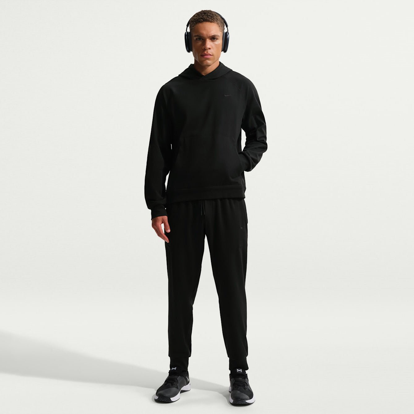 Мъжко худи Nike Primary NanoKnit Dri-FIT UV Protection Pullover Performance Hoodie - II1304-010 модел отпред