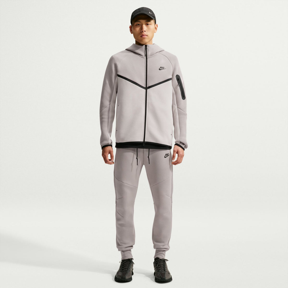 Мъжко худи Nike Tech Fleece Windrunner Full-Zip Hoodie - HV0949-009 модел отпред