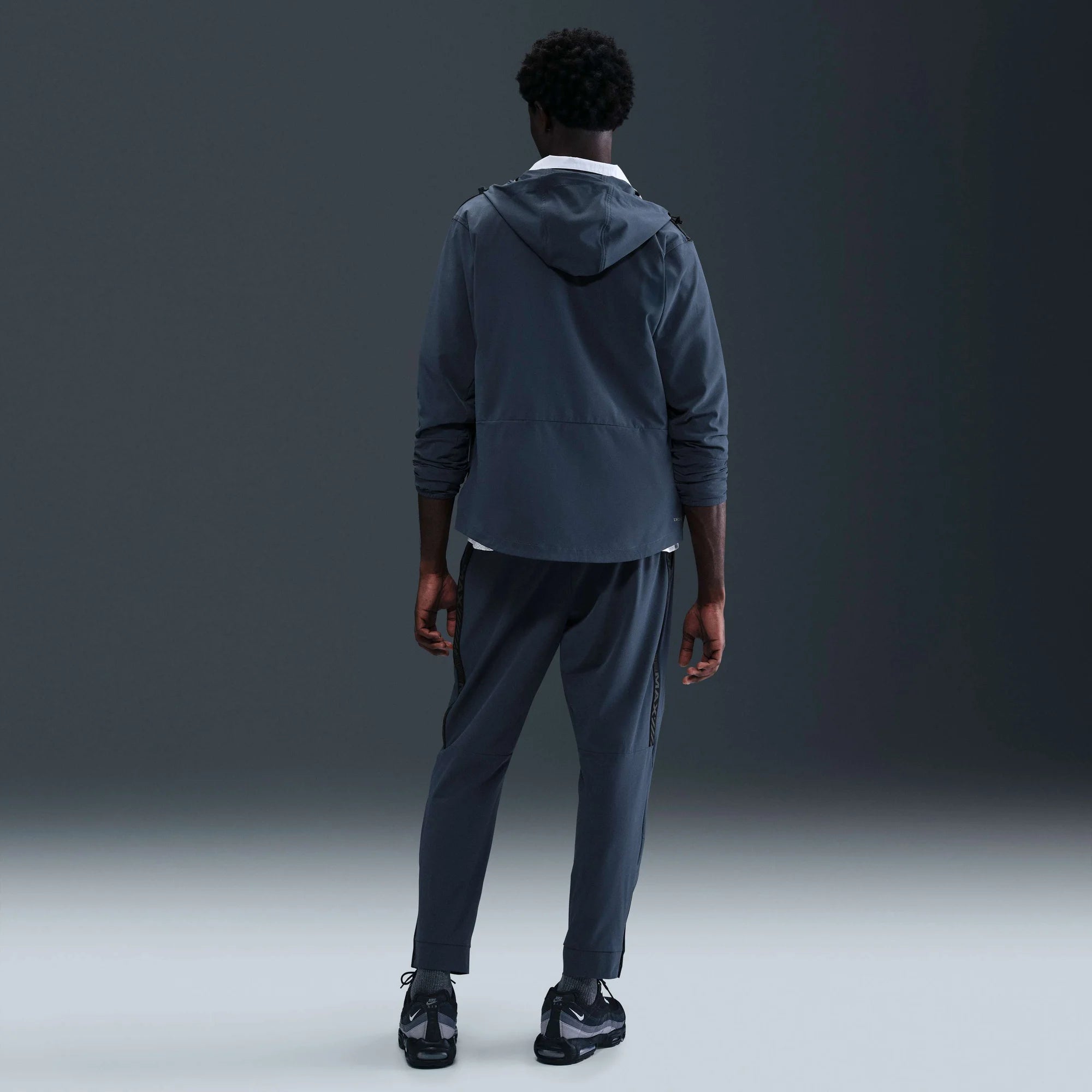 Мъжко яке Nike Air Max Woven Jacket - IF0384-402 модел отзад