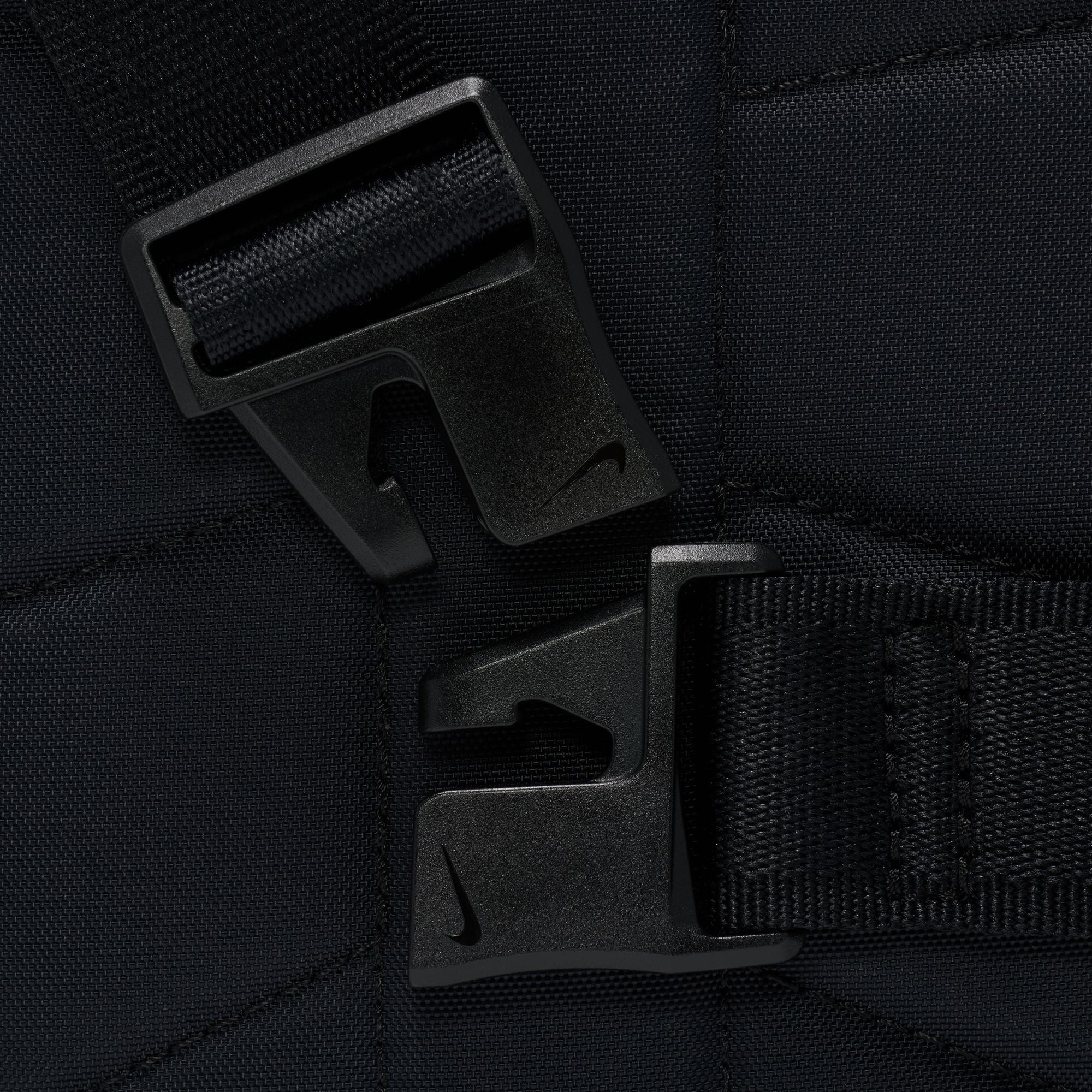 Унисекс чанта Nike Commute Crossbody Bag 1L - FZ6133-011 детайл закопчаване