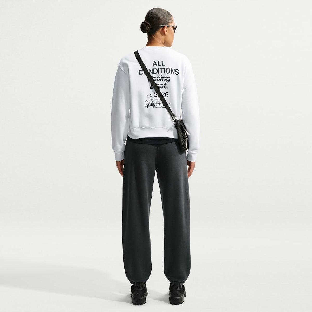 Унисекс панталон Nike ACG 'Tuff Fleece' Dri-FIT Pants - IU8172-070 модел жена отзад