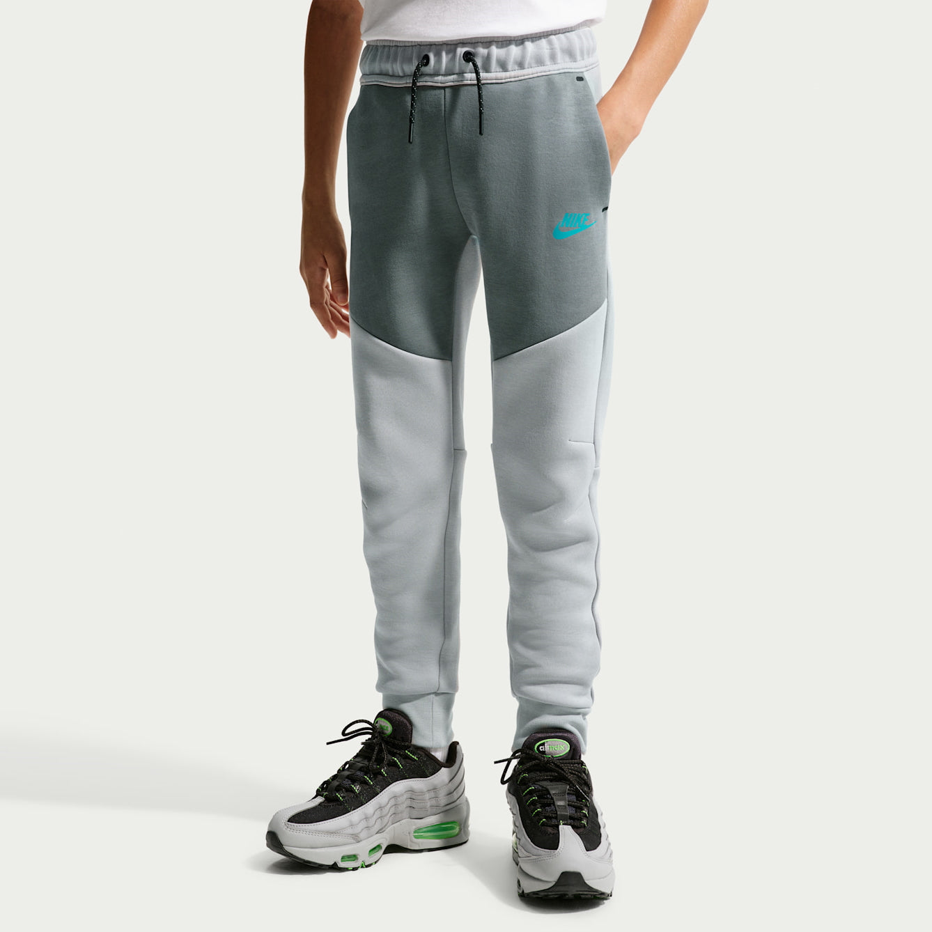 Детски джогър Nike Sportswear Tech Fleece Jogger - HV5869-016 отпред