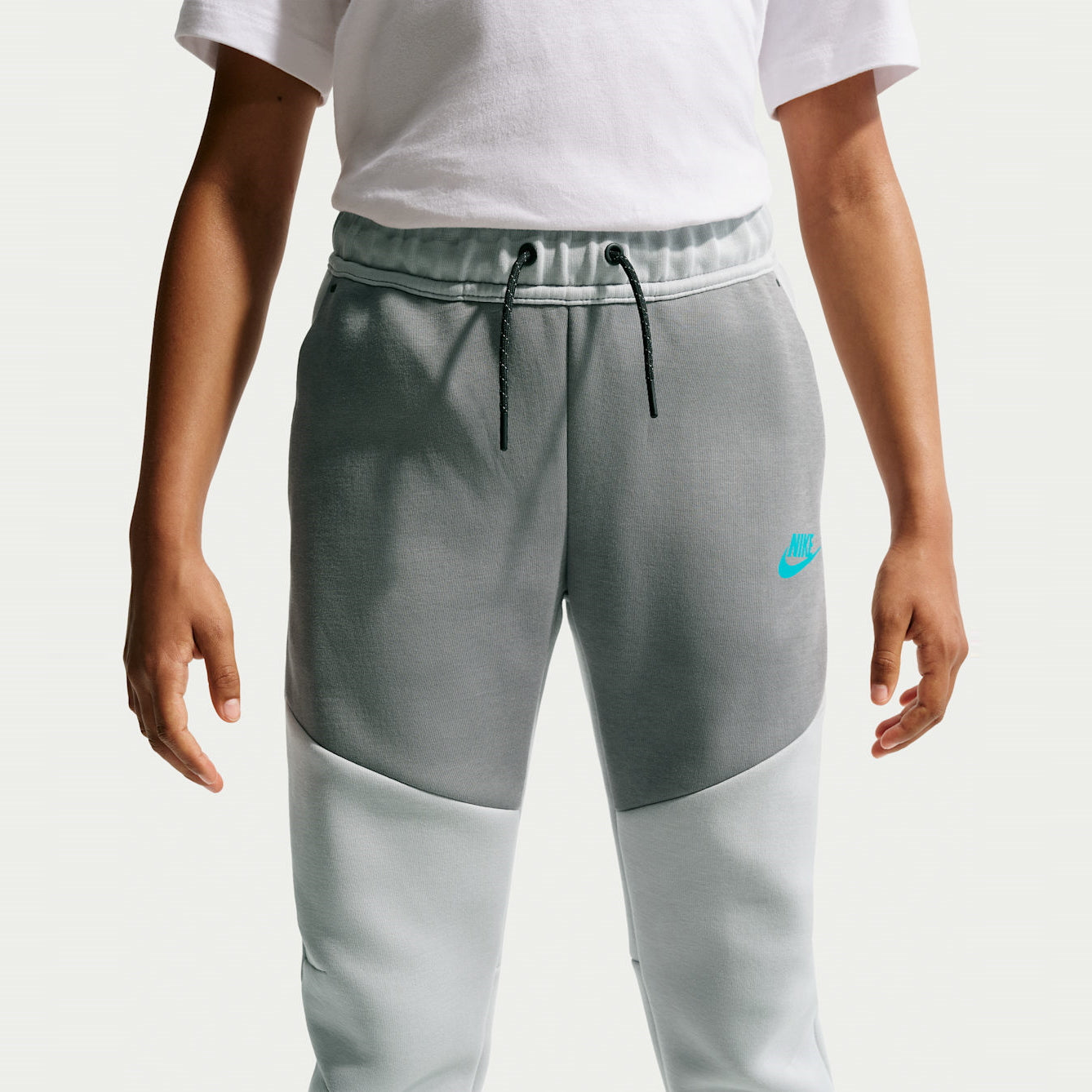 Детски джогър Nike Sportswear Tech Fleece Jogger - HV5869-016 детайл връзки