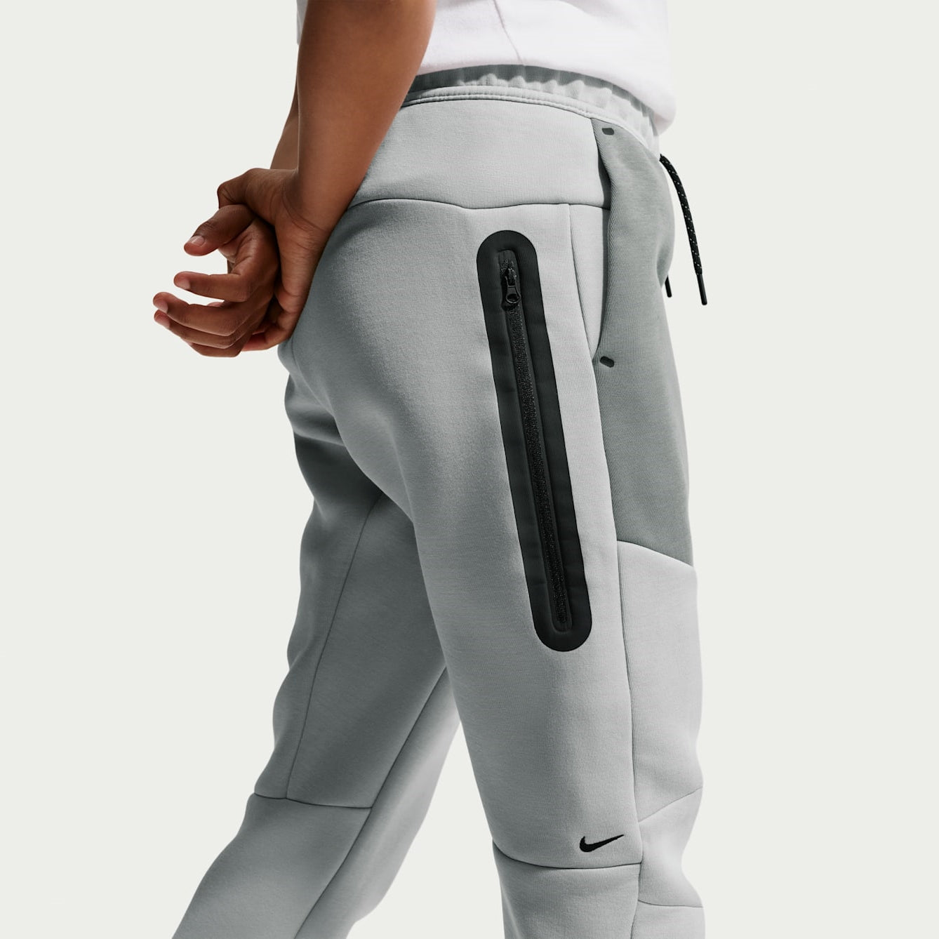 Детски джогър Nike Sportswear Tech Fleece Jogger - HV5869-016 детайл джоб цип