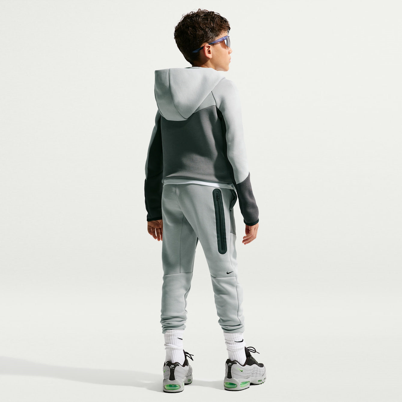 Детски джогър Nike Sportswear Tech Fleece Jogger - HV5869-016 модел момче отзад