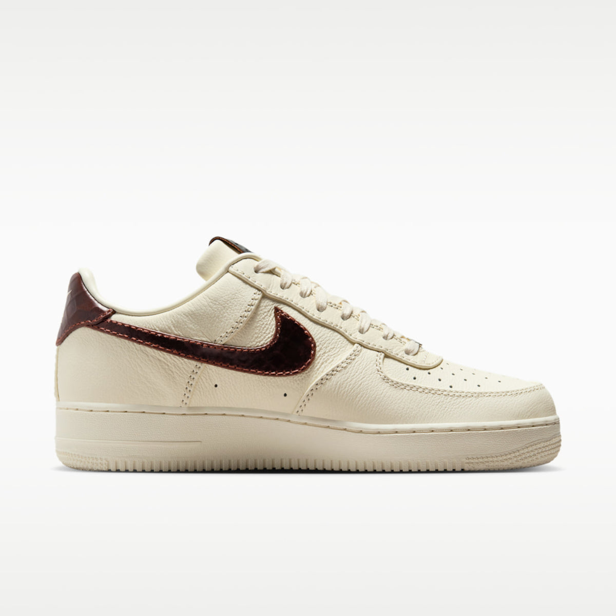 Мъжки кецове Nike Air Force 1 '07 - IH7332-001 модел отстрани