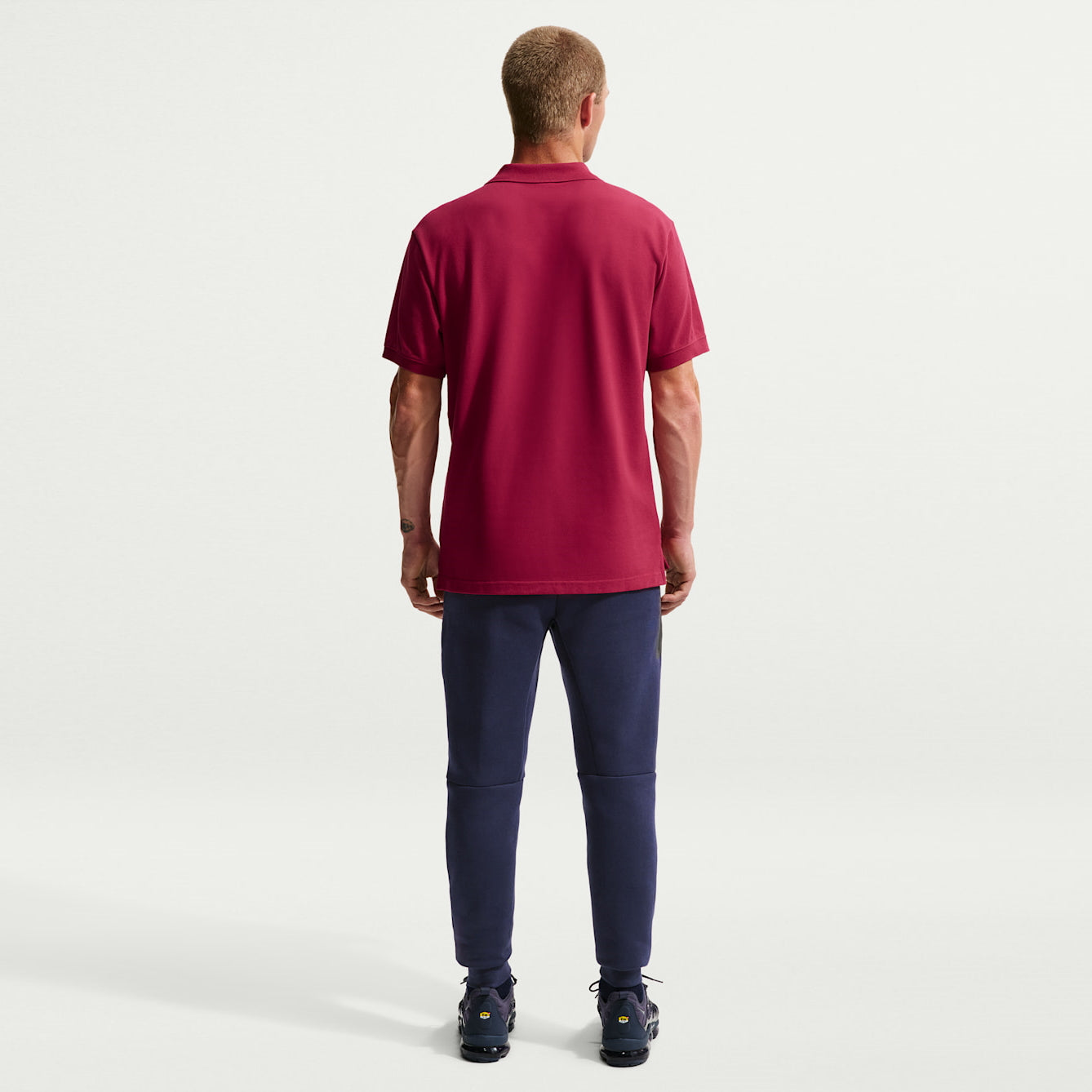 Мъжки джогър Nike F.C. Barcelona Tech Fleece Football Joggers - II3250-498 модел отзад