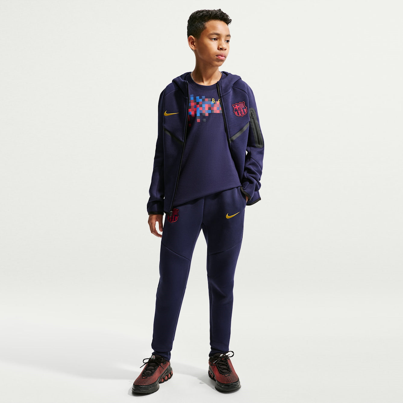 Детски панталон Nike F.C. Barcelona Tech Fleece Football Pants - II3728-498 модел отпред