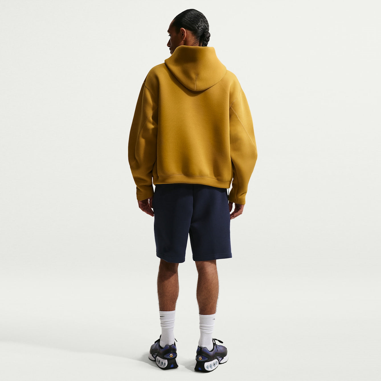 Мъжки къс панталон Nike Tech Fleece Shorts - IM0693-451 модел отзад